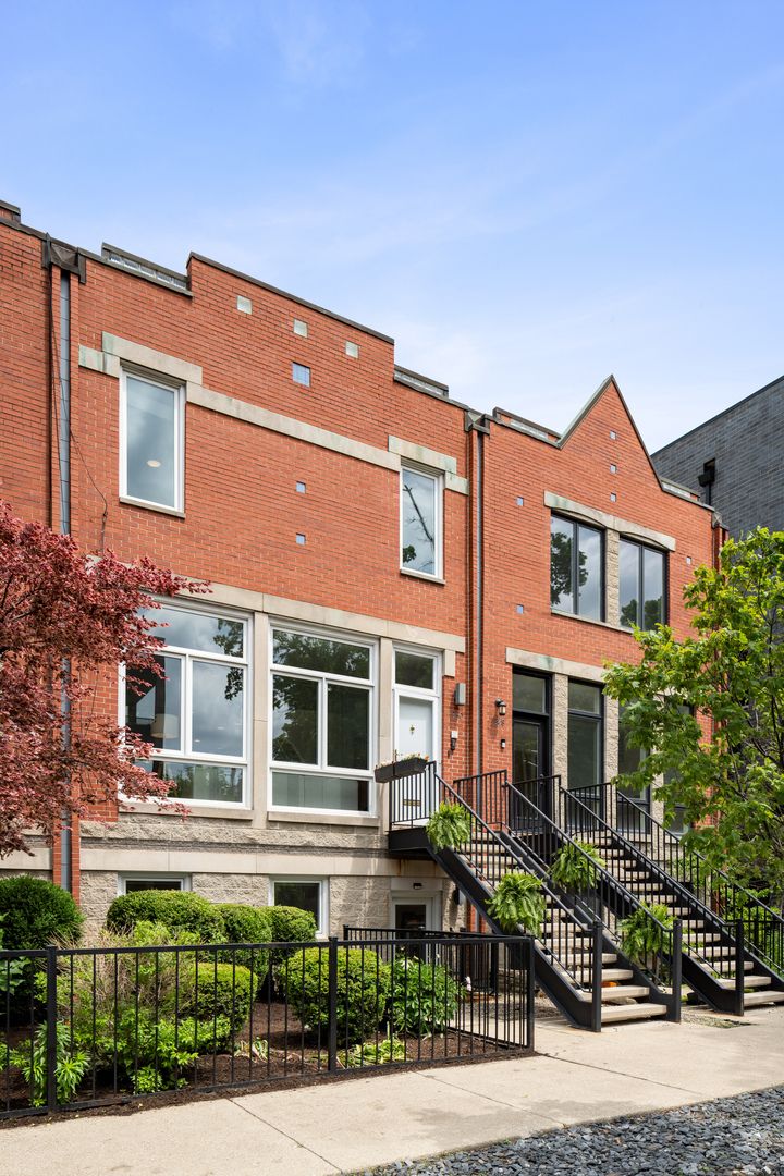 1350 W Wrightwood Avenue — Chicago, IL 60614