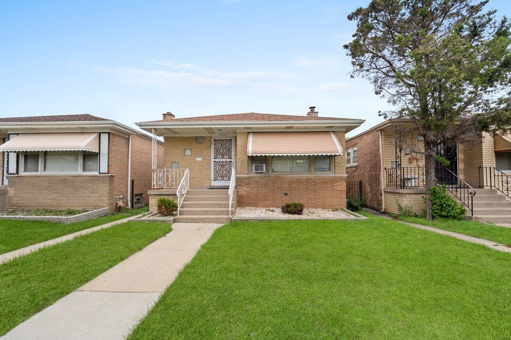 7307 S Damen Avenue — Chicago, IL 60636