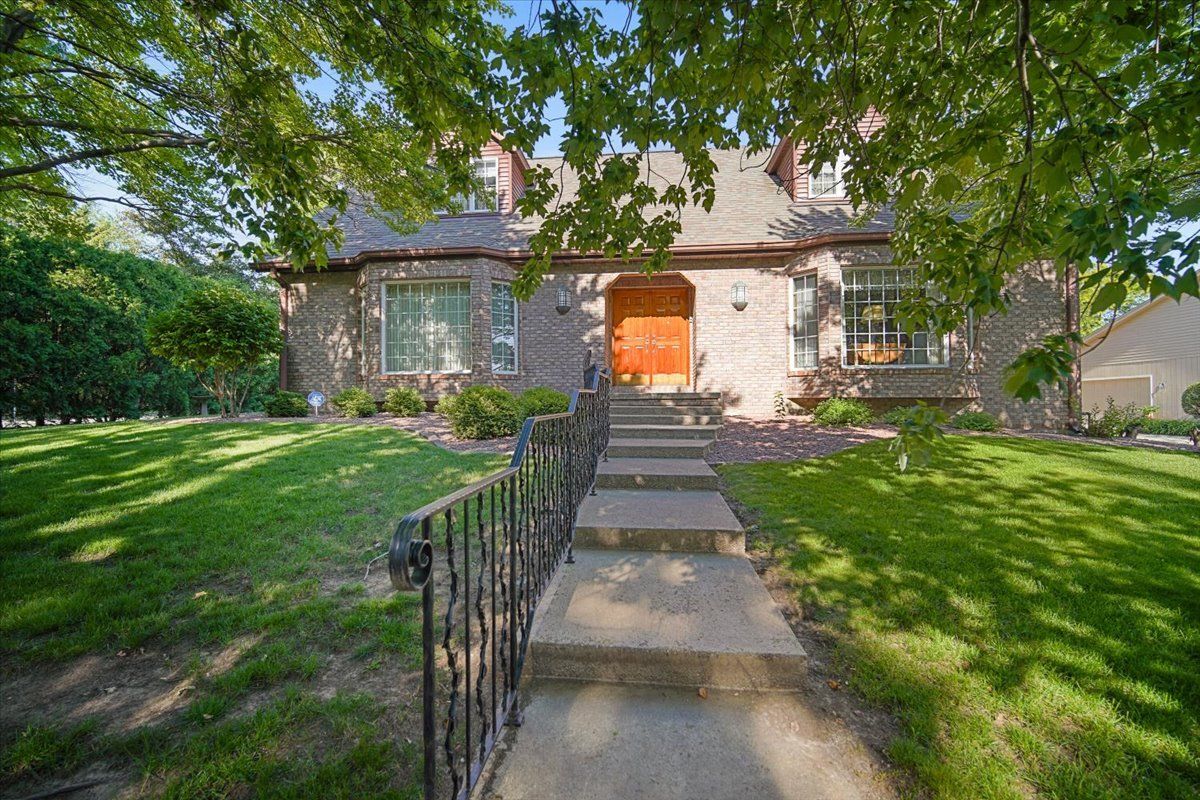 2 Breckenridge Drive — Bloomington, IL 61701