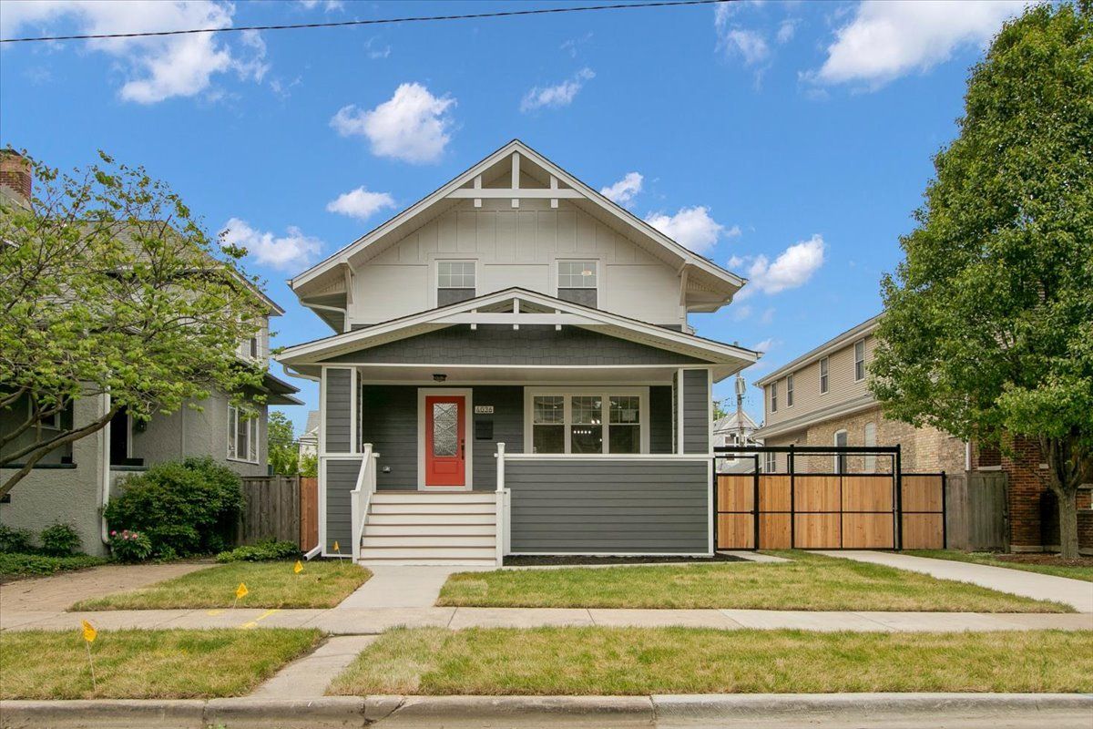 4036 W Warwick Avenue — Chicago, IL 60641