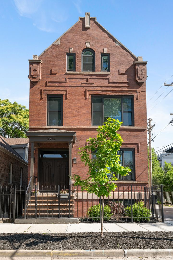 2312 W Charleston Street — Chicago, IL 60647