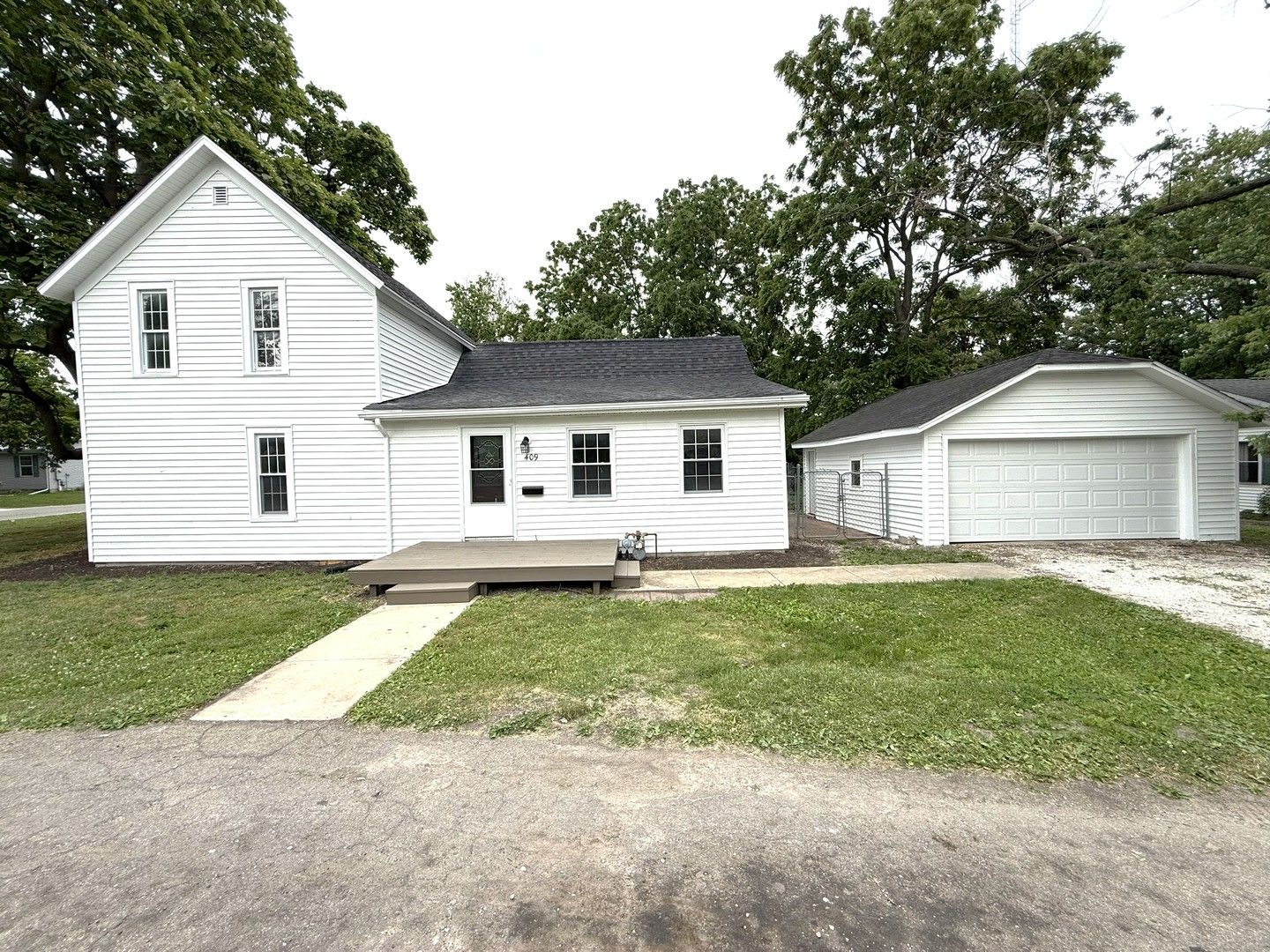 409 E Chestnut Street — Paxton, IL 60957