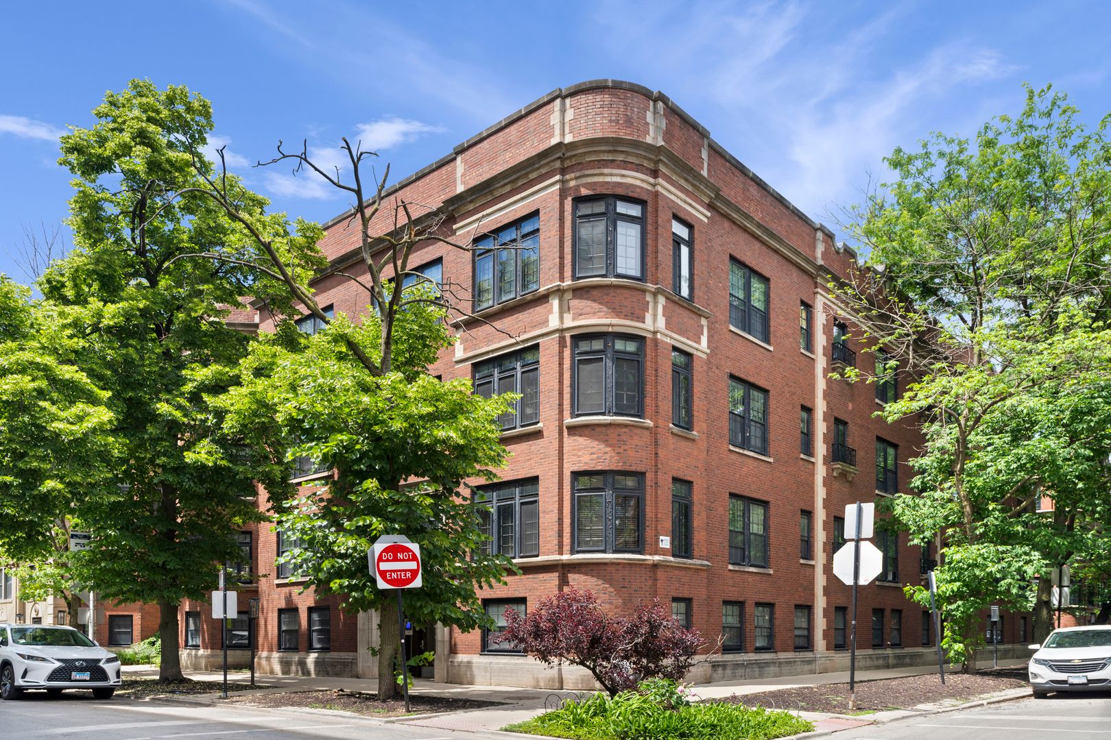 510 W Surf Street #3 — Chicago, IL 60657