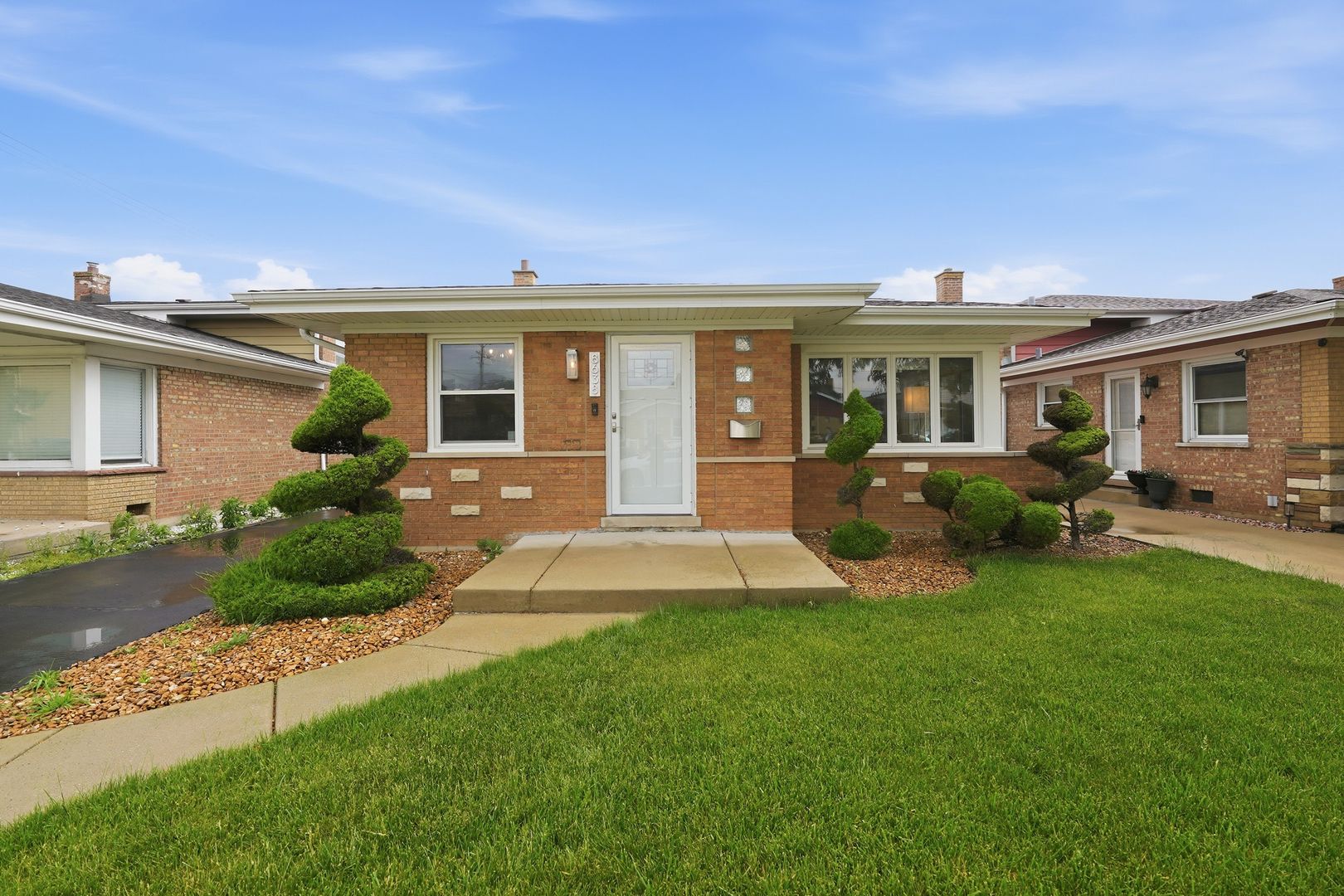 8638 S Keeler Avenue — Chicago, IL 60652