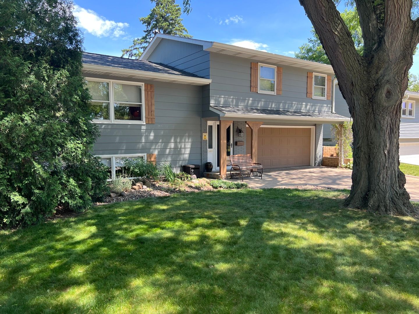 3223 Kenwood Avenue — Davenport, IA 52807