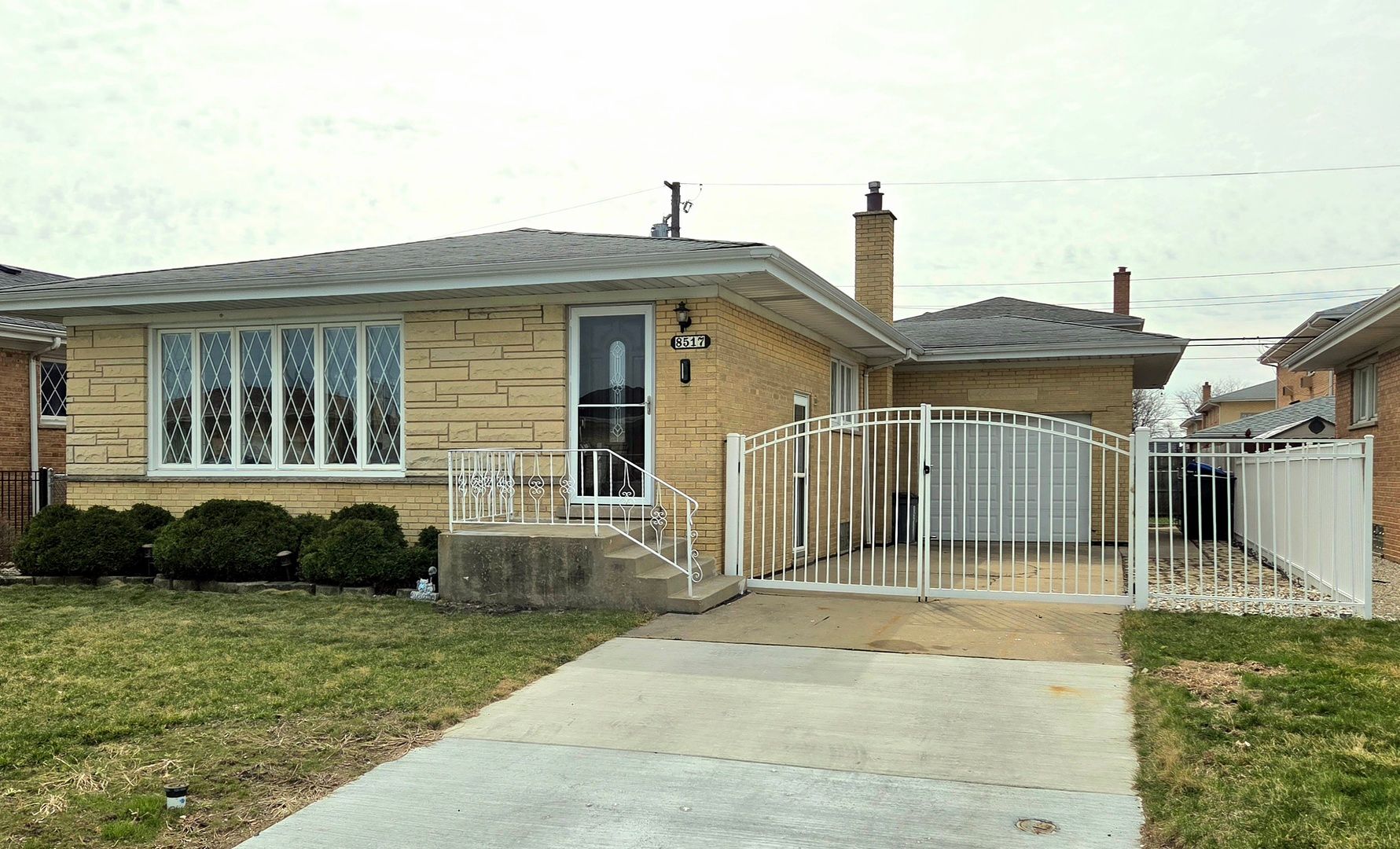8517 W CARMEN Avenue — Chicago, IL 60656