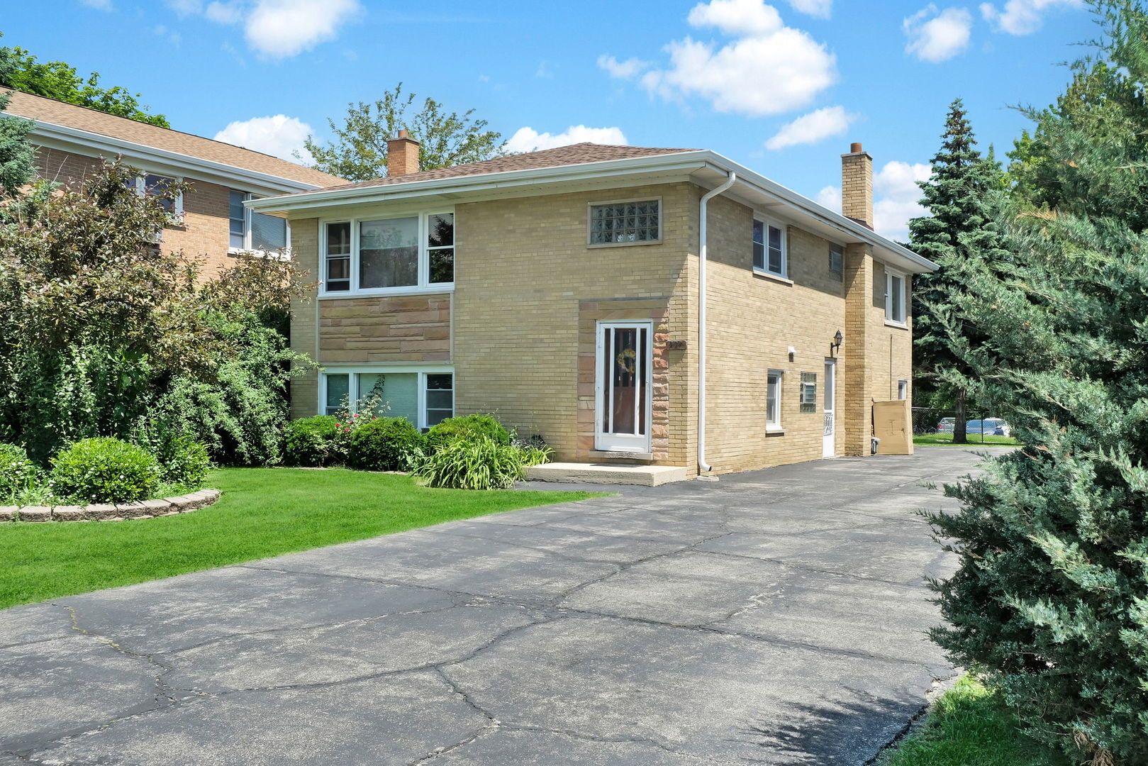 227 S Hale Street — Addison, IL 60101