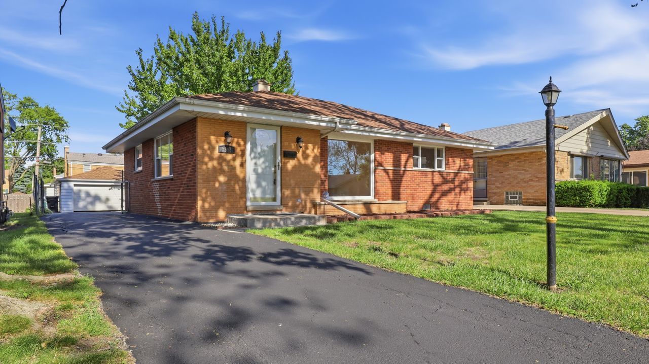 2213 Mayfair Avenue — Westchester, IL 60154