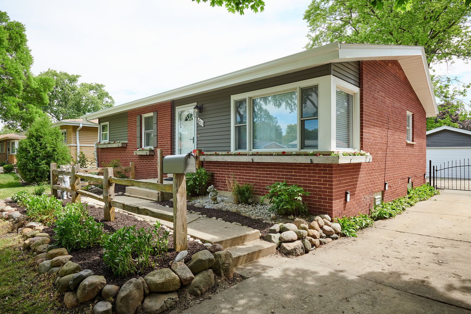 611 N Elmhurst Avenue — Mount Prospect, IL 60056