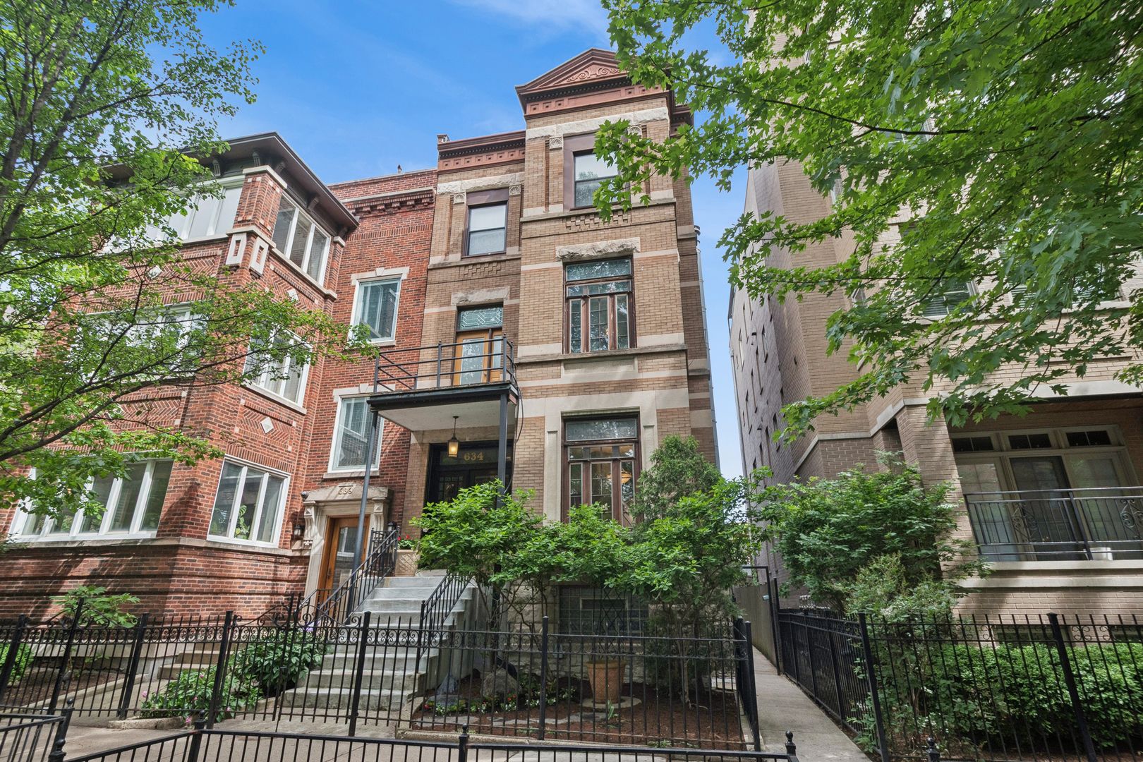 634 W Wellington Avenue — Chicago, IL 60657