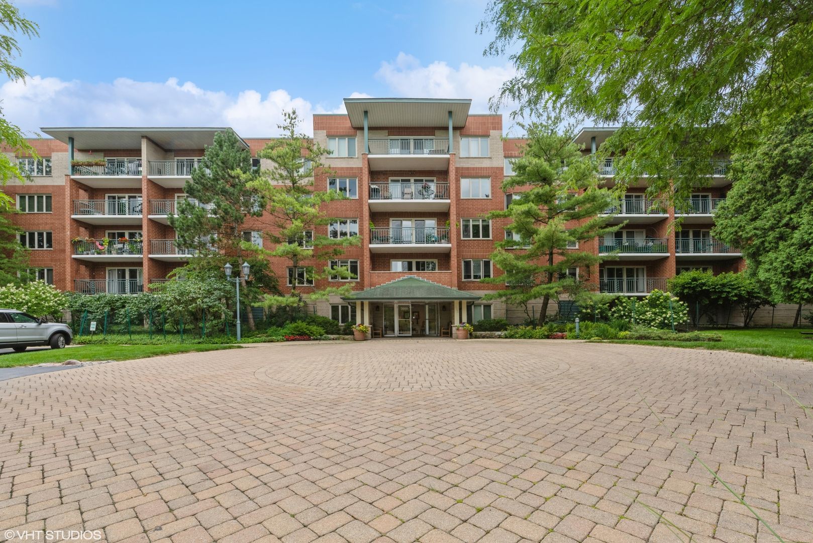 3900 W Bryn Mawr Avenue #304 — Chicago, IL 60659
