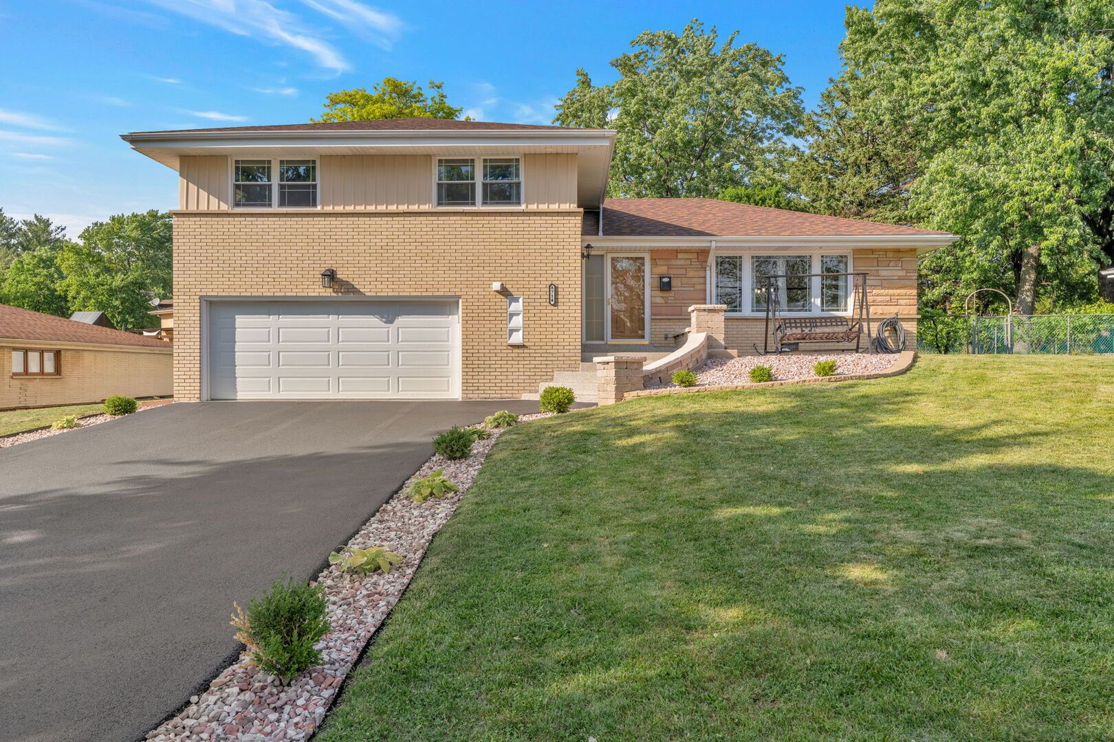 8714 Lynwood Drive — Hickory Hills, IL 60457