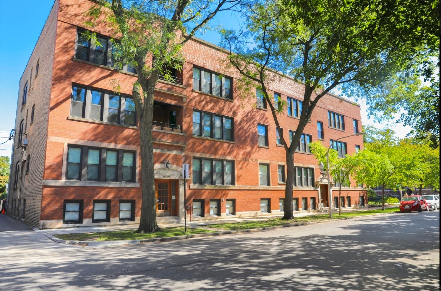 6711 N Lakewood Avenue #2N — Chicago, IL 60626