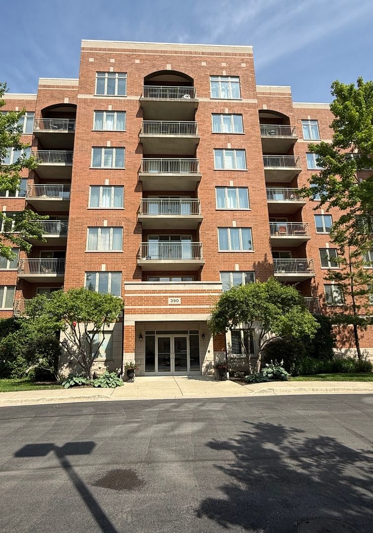 390 S Western Avenue #402 — Des Plaines, IL 60016