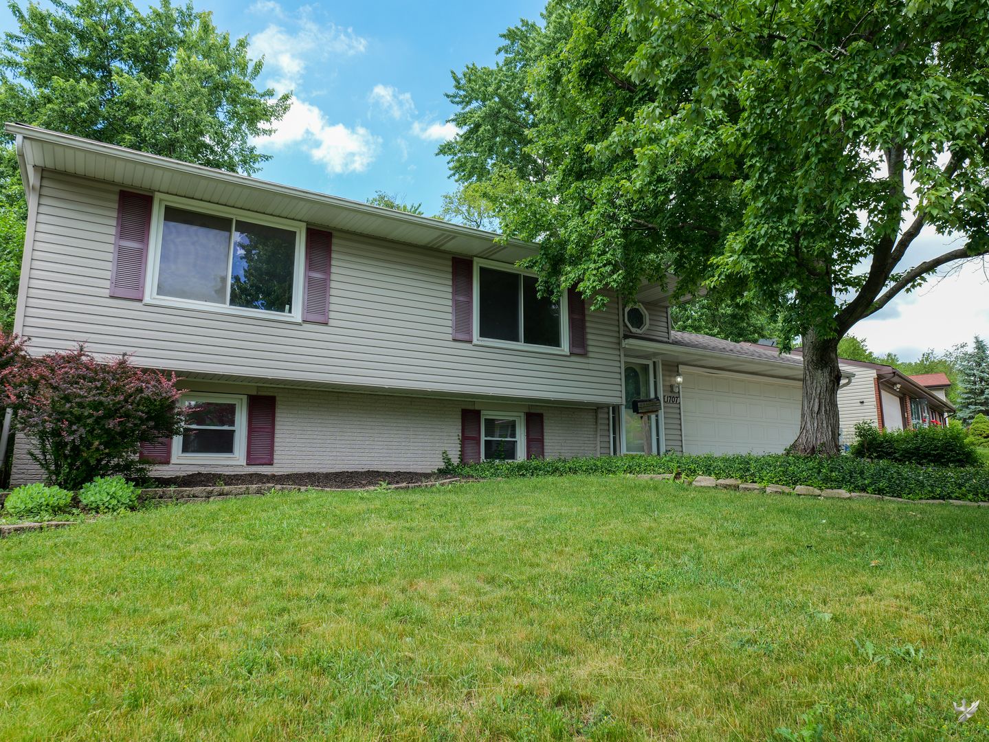 1707 S Green Meadows Boulevard — Streamwood, IL 60107