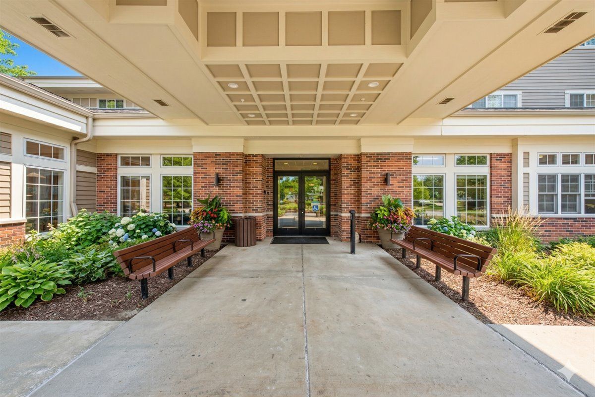 605 BARRINGTON Avenue #222 — East Dundee, IL 60118