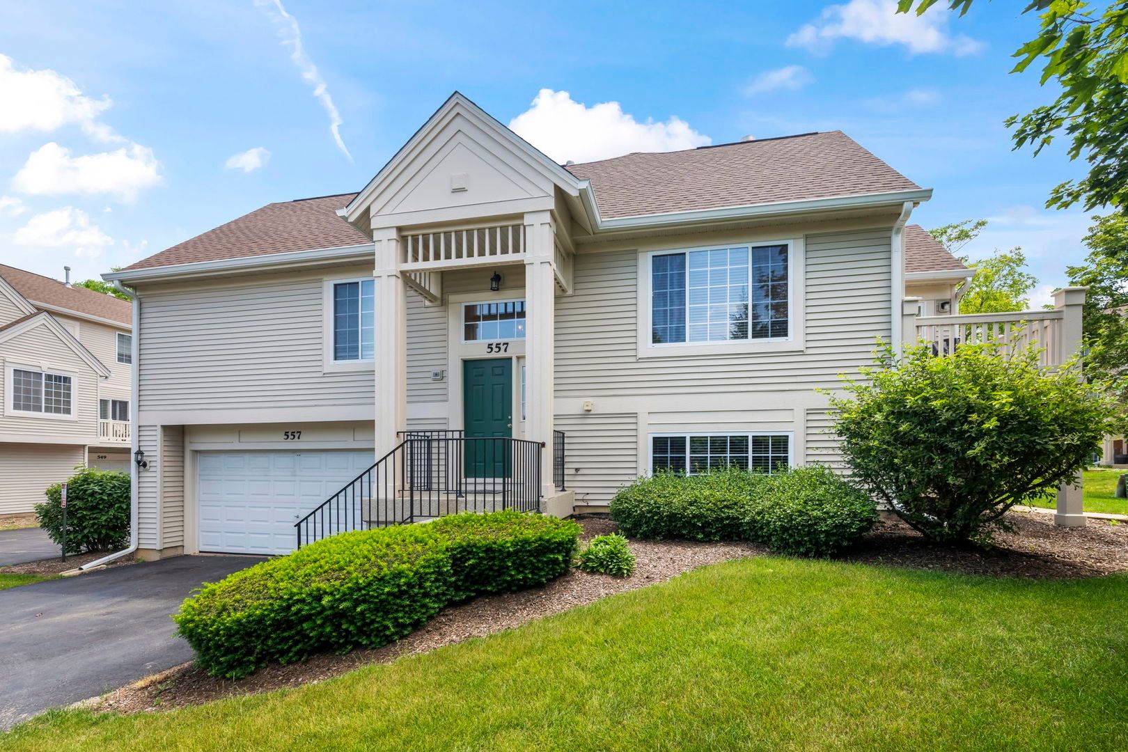 557 Cary Woods Circle — Cary, IL 60013