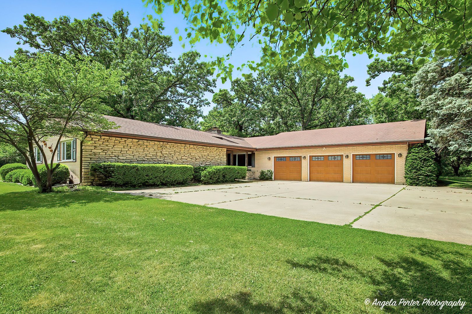 4121 Miller Oaks Drive — McHenry, IL 60051