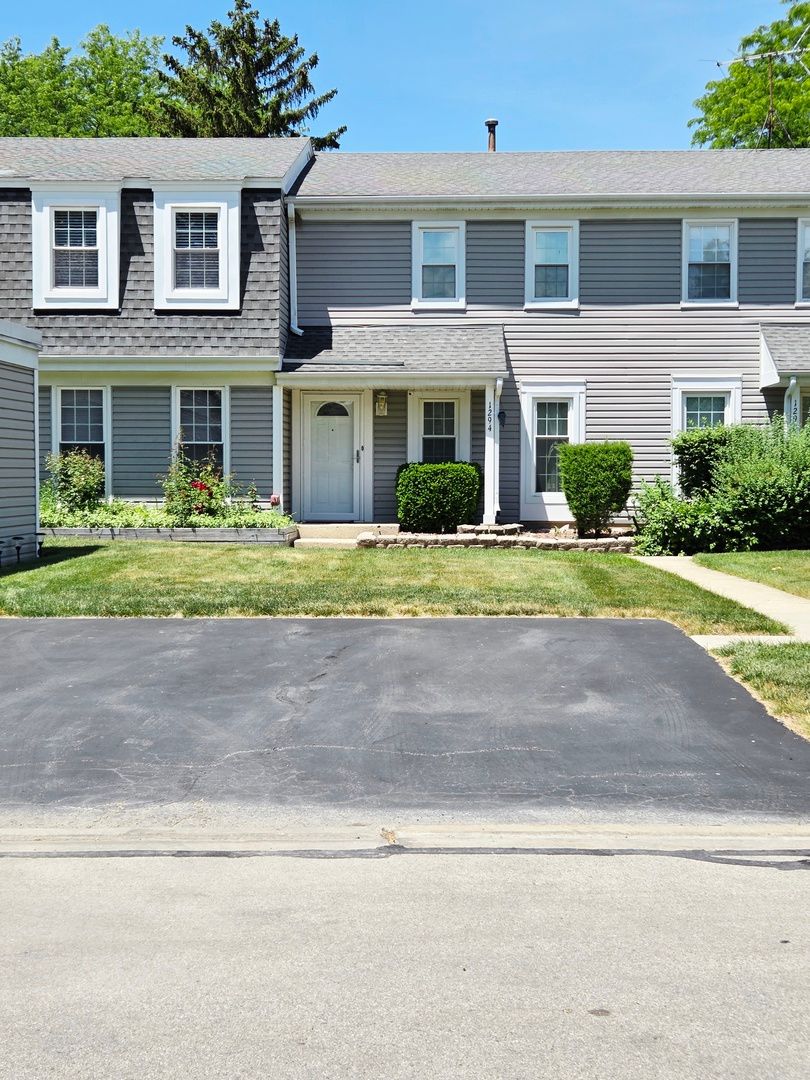 1294 Downing Street — Roselle, IL 60172