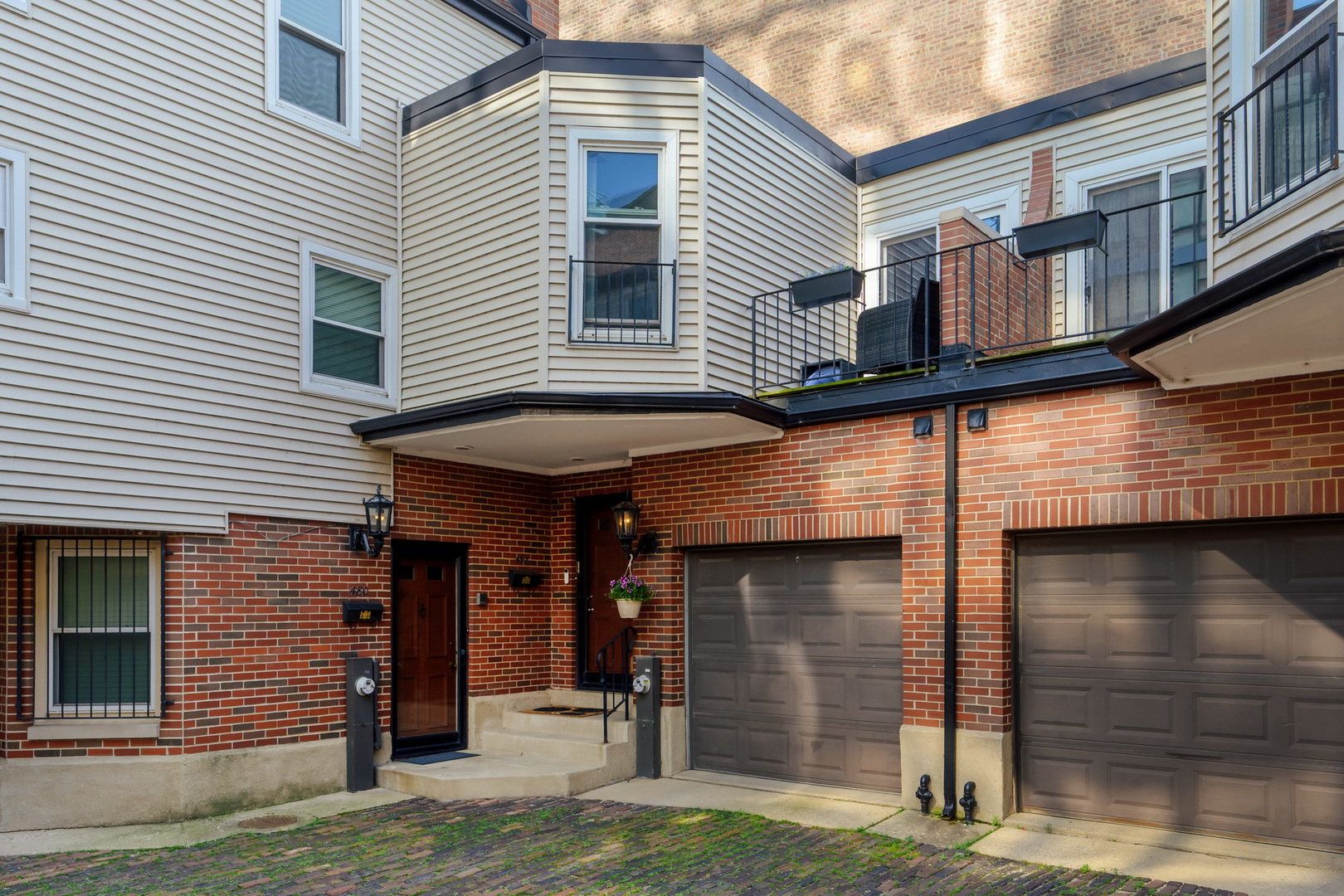 492 W Belmont Avenue — Chicago, IL 60657