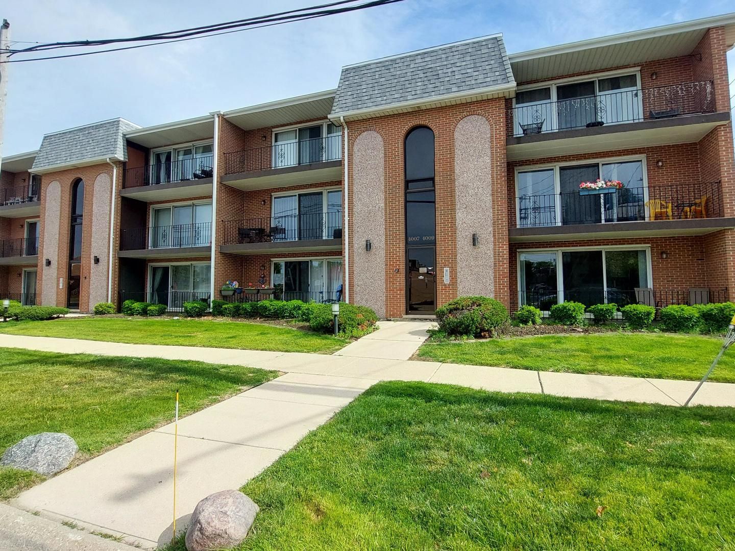4009 W 105th Street #1 — Oak Lawn, IL 60453