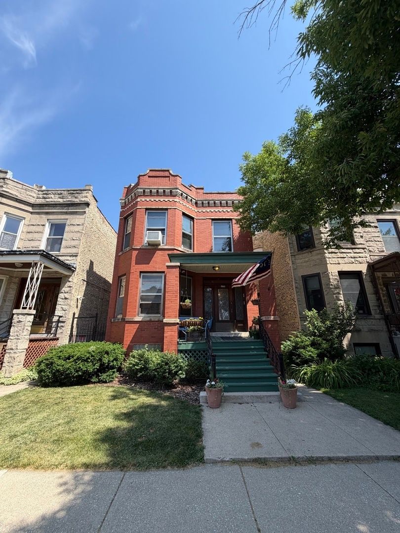4136 W Cornelia Avenue — Chicago, IL 60641