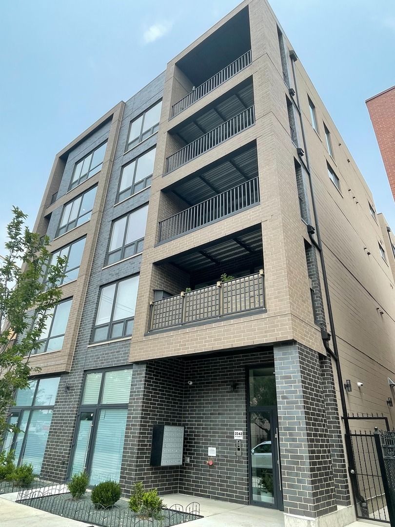 2342 W Adams Street #402 — Chicago, IL 60612