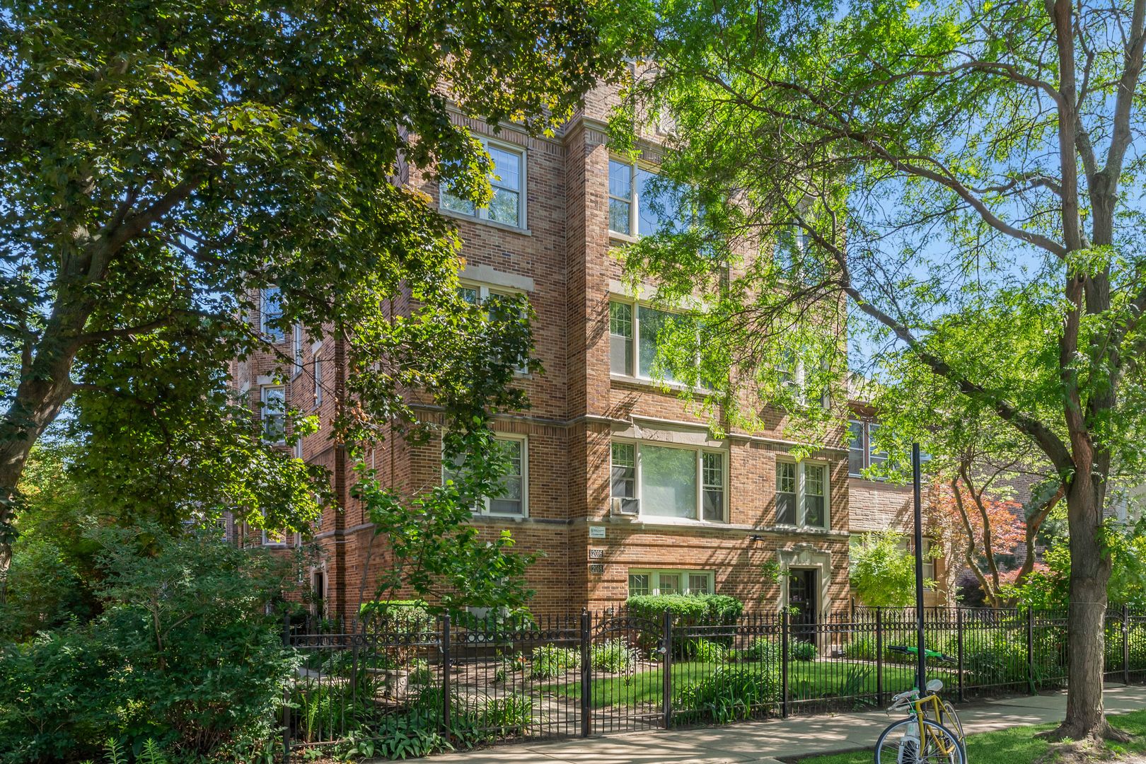 2016.5 W Greenleaf Avenue #3D — Chicago, IL 60645