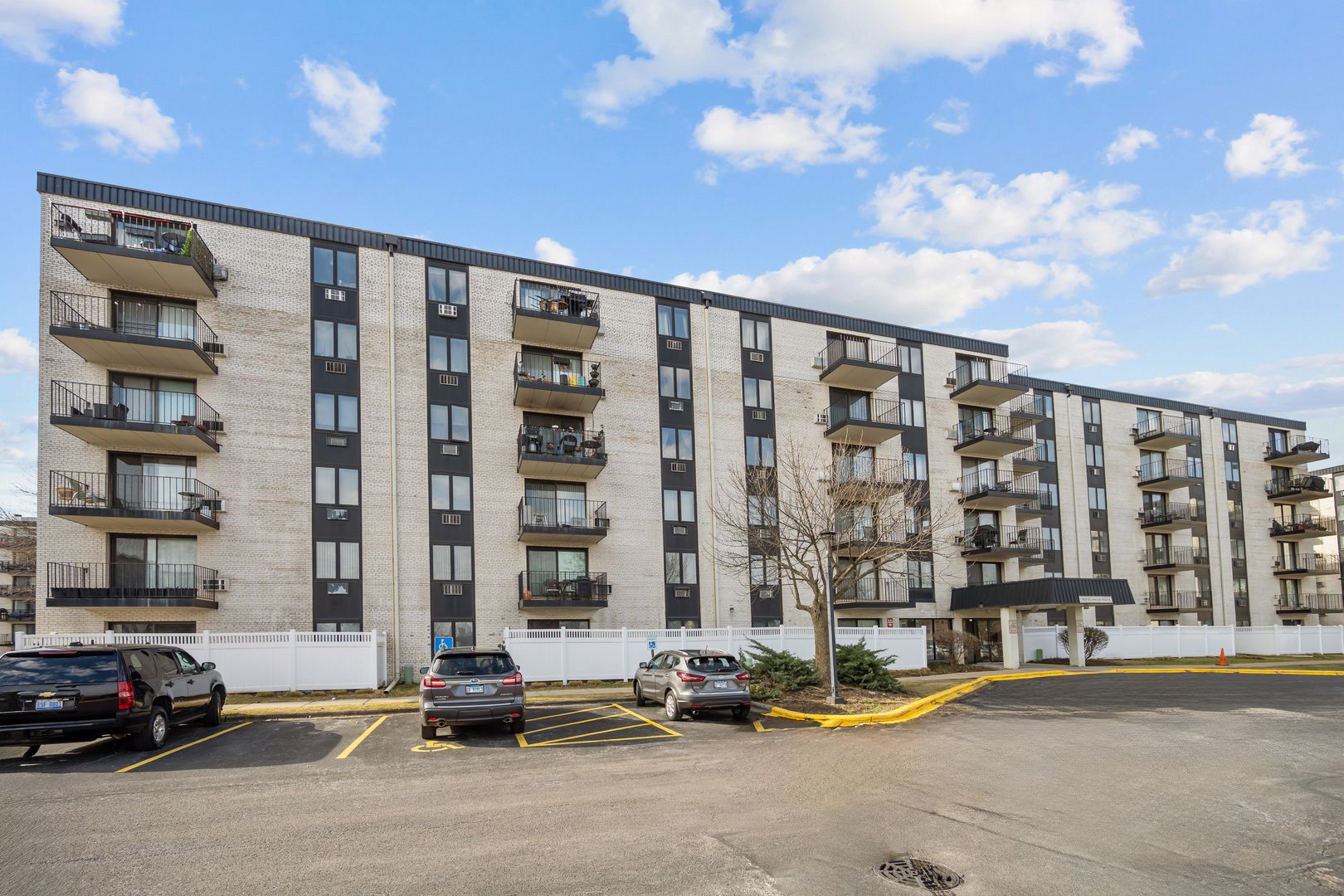 9118 W Elmwood Drive #3K — Niles, IL 60714