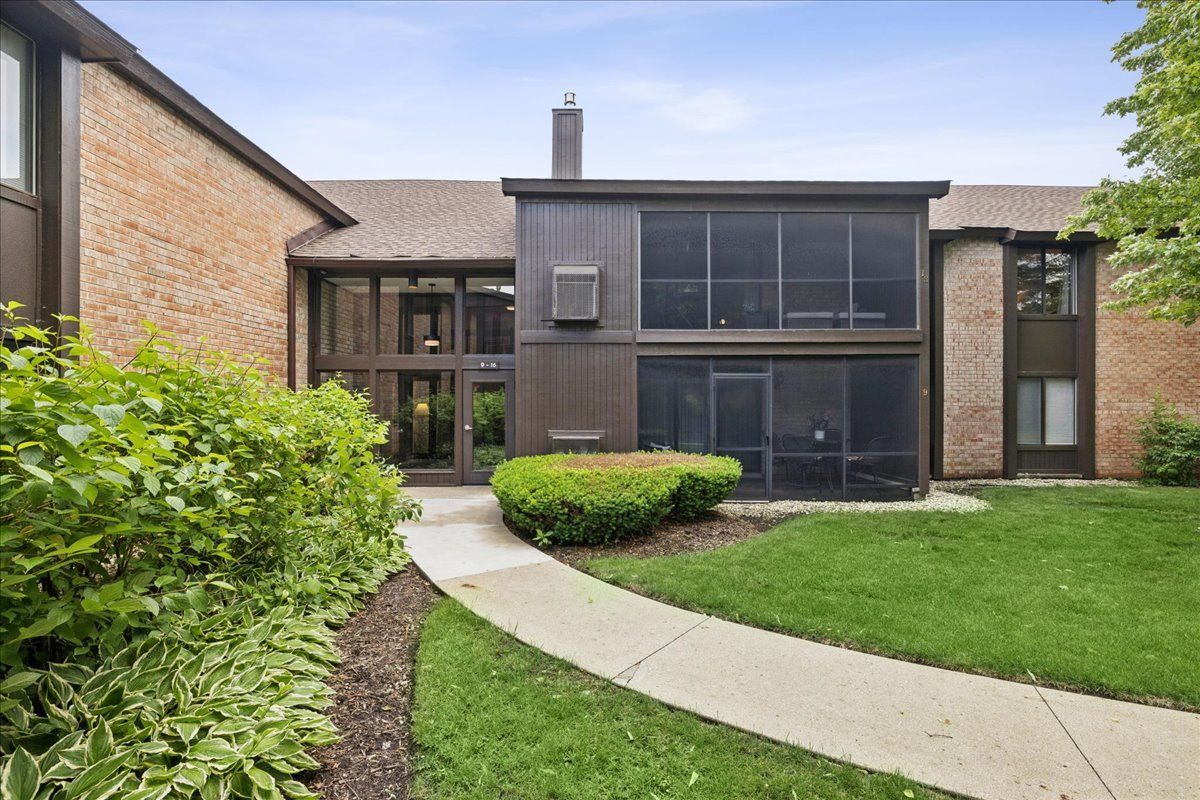 720 Saint Andrews Lane #13 — Crystal Lake, IL 60014