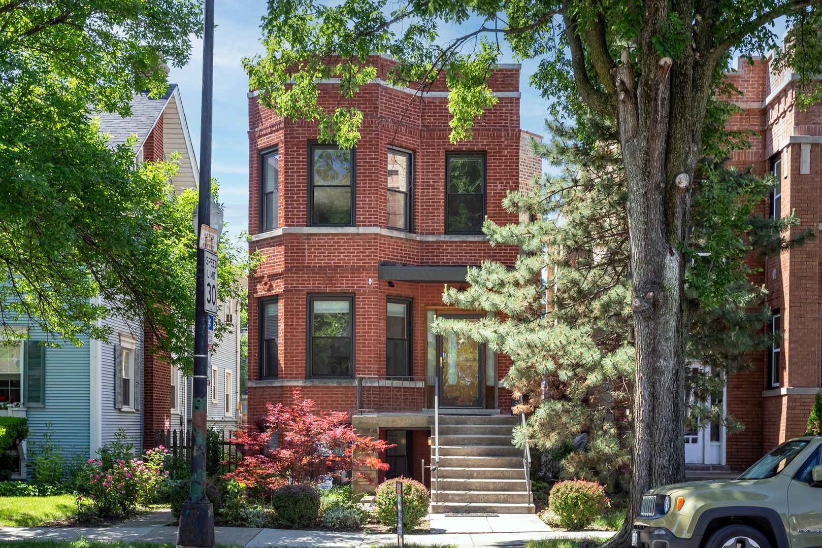 3843 W Addison Street — Chicago, IL 60618