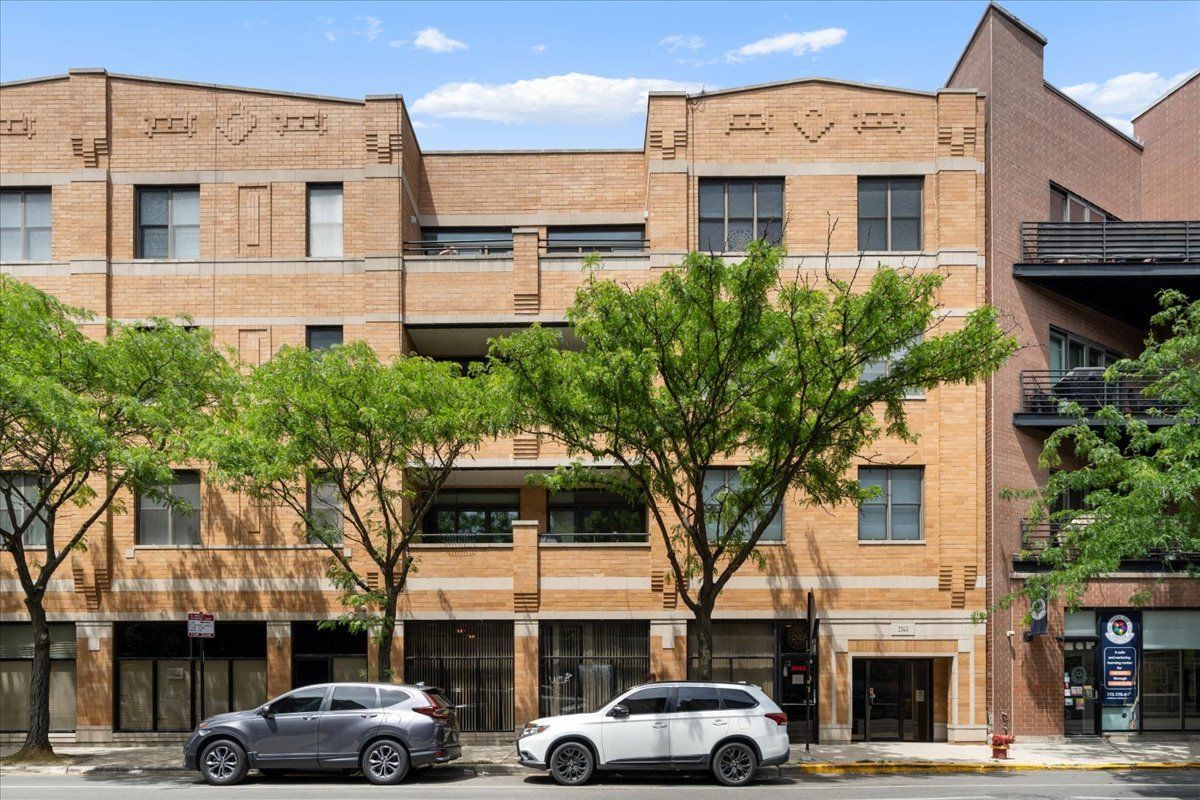 2040 W Belmont Avenue #302 — Chicago, IL 60618