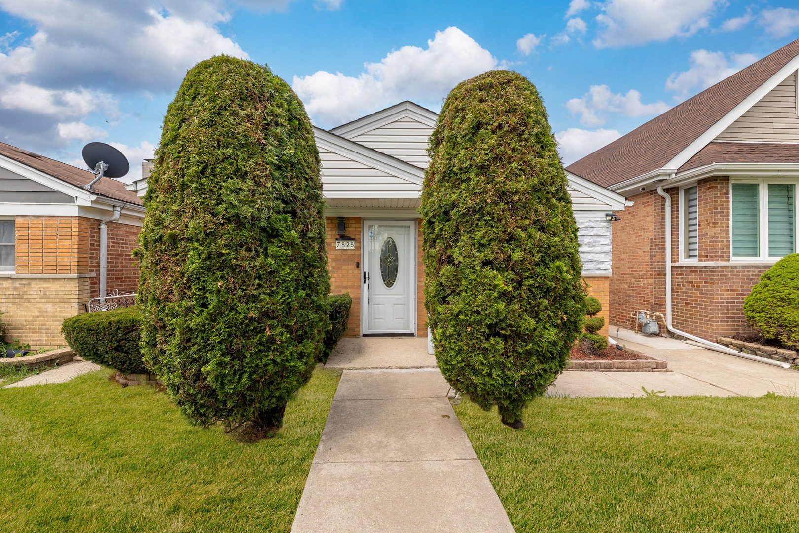 7828 Lotus Avenue — Burbank, IL 60459