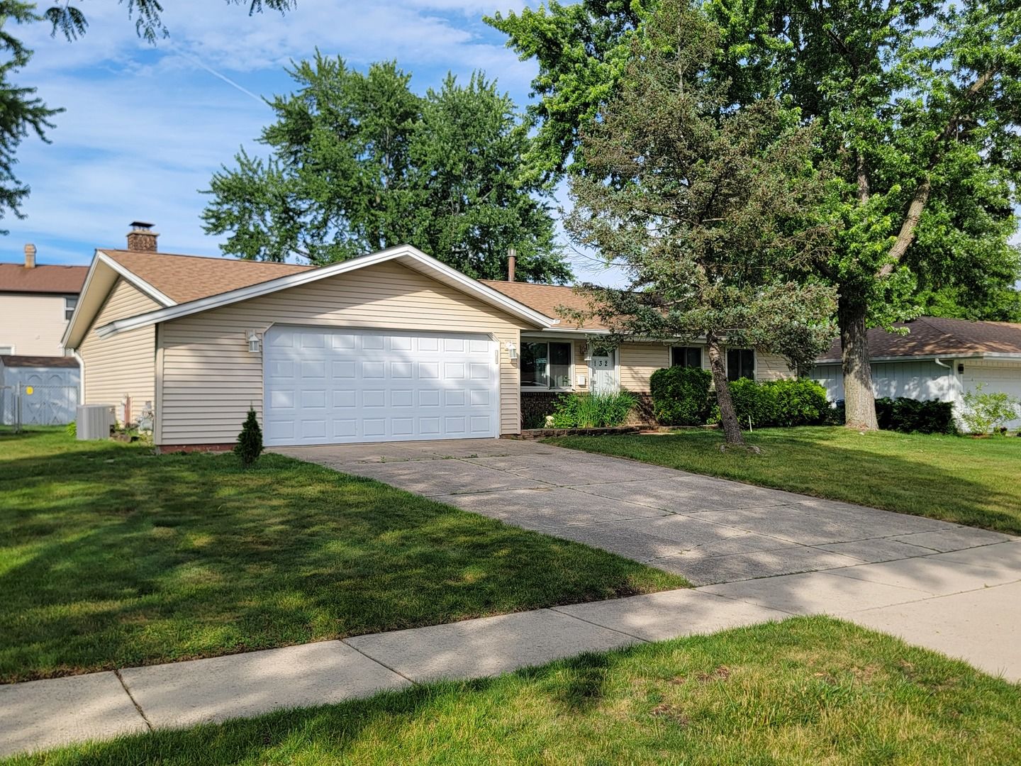 132 W Hartford Drive — Schaumburg, IL 60193
