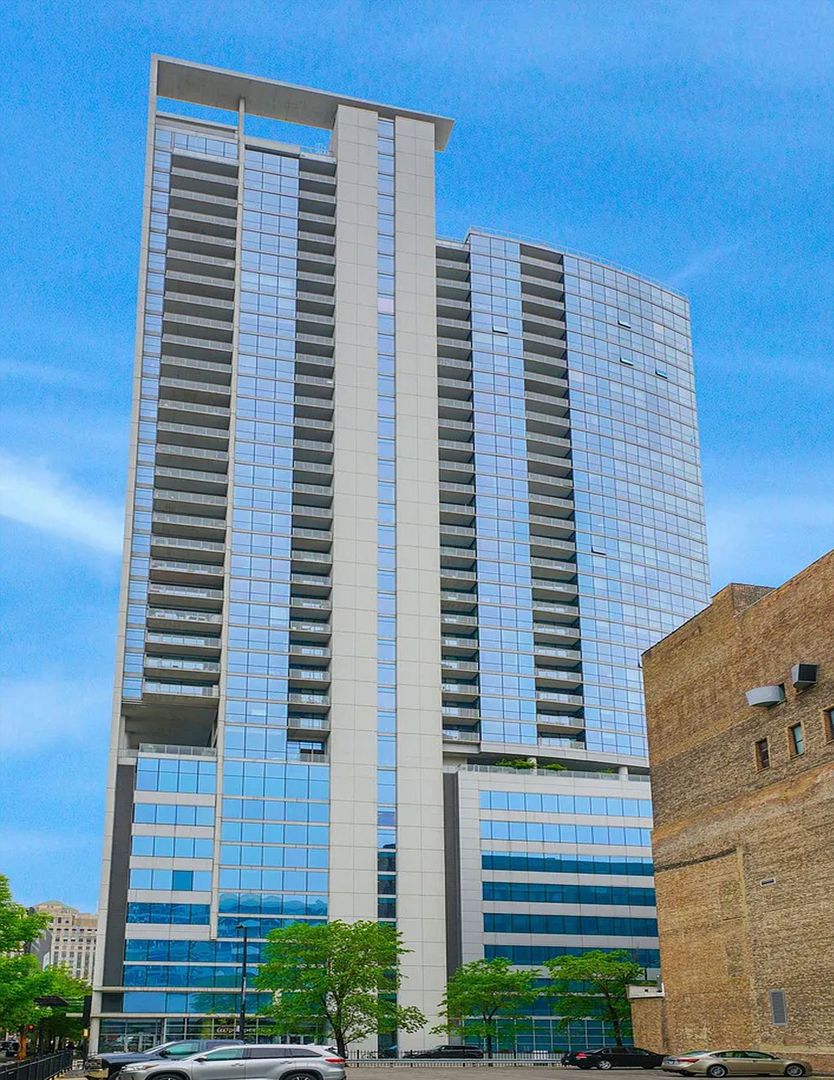 303 W Ohio Street #2902 — Chicago, IL 60654