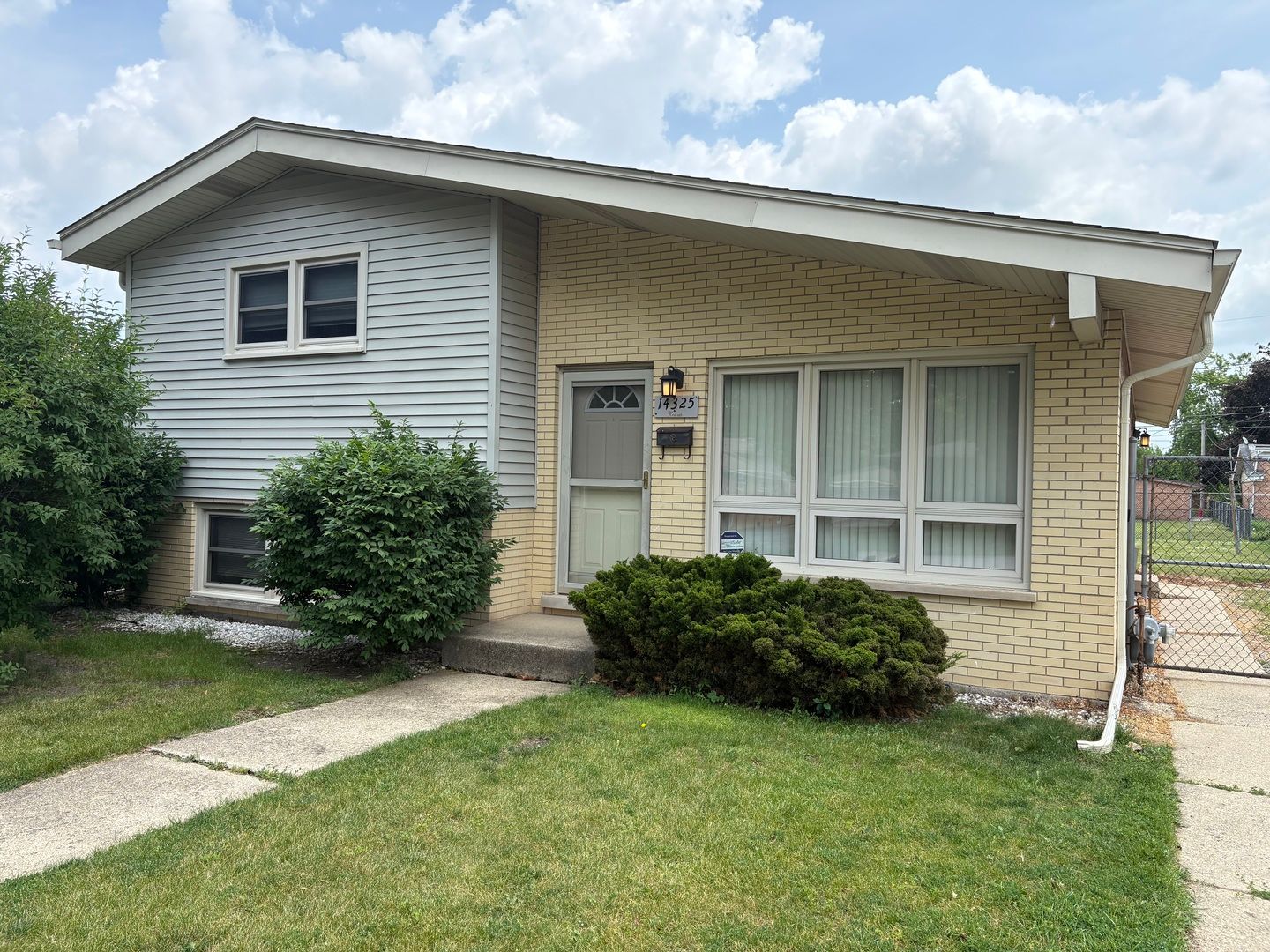 14325 Kedvale Avenue — Midlothian, IL 60445