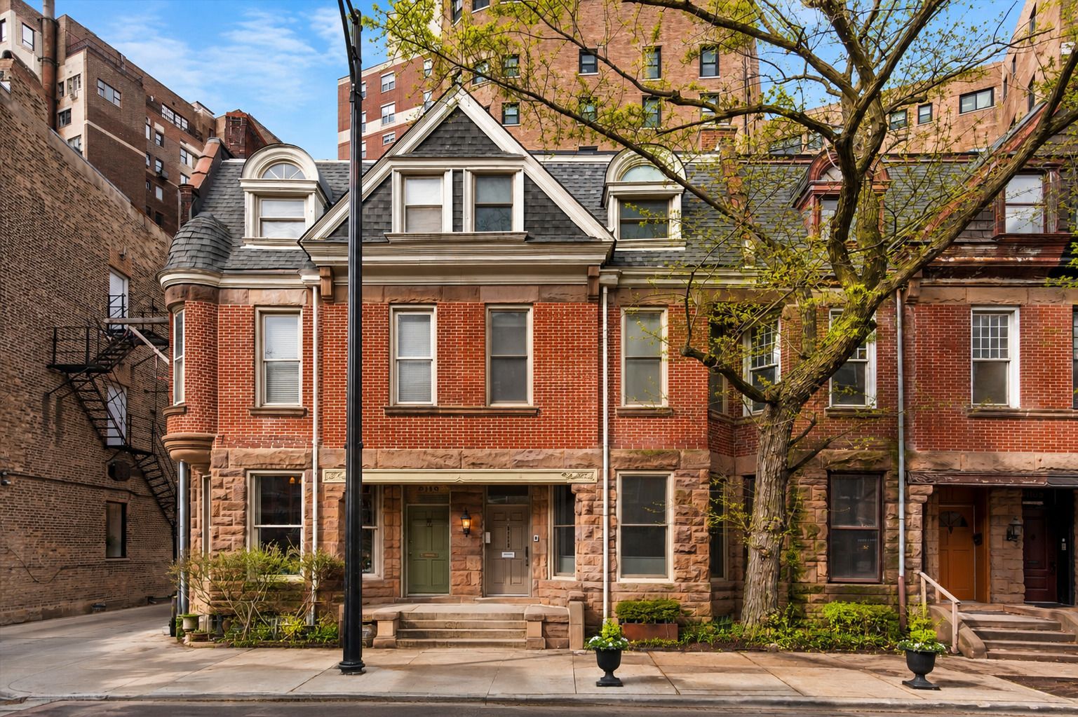 2113 N Clark Street — Chicago, IL 60614