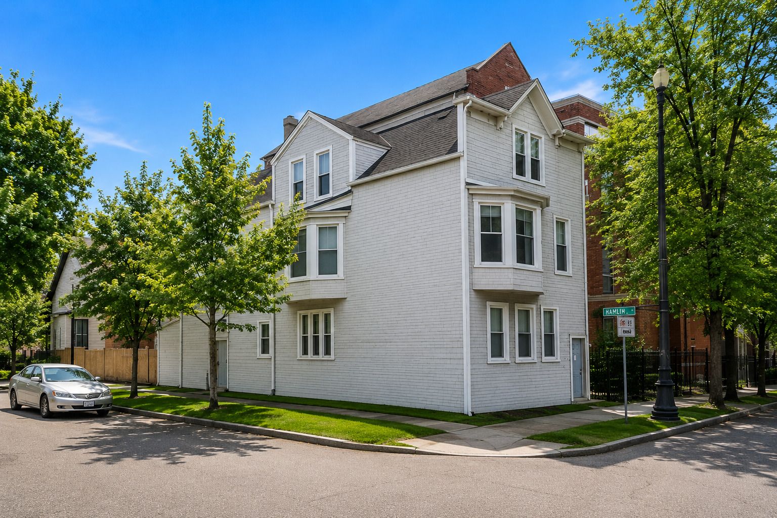 2925 N Damen Avenue — Chicago, IL 60618