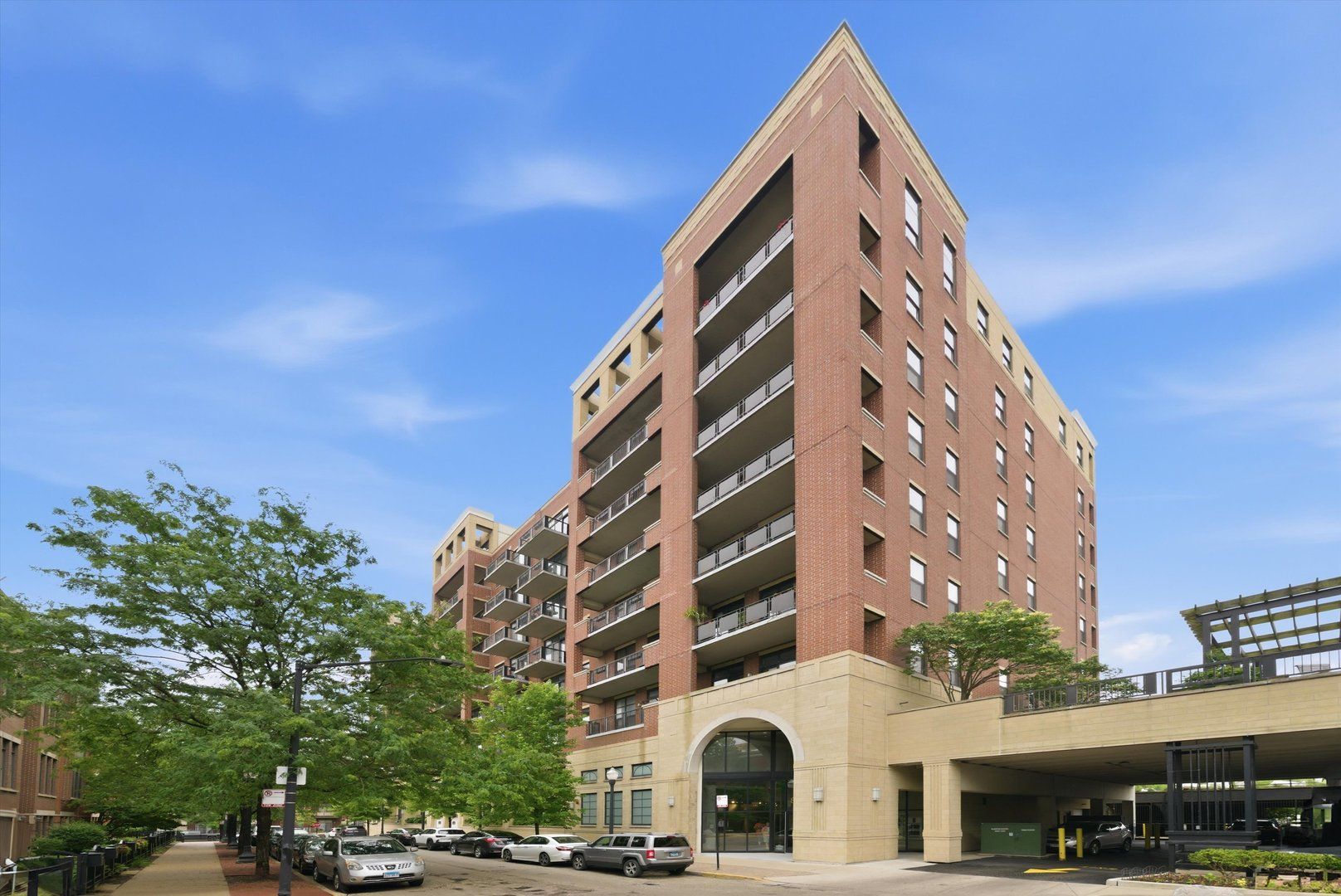 811 W 15th Place #807 — Chicago, IL 60608