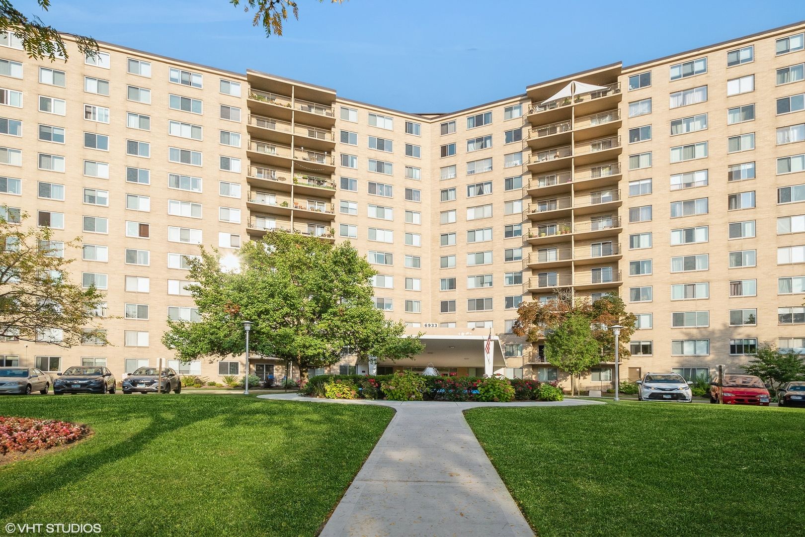 6933 N Kedzie Avenue #211 — Chicago, IL 60645