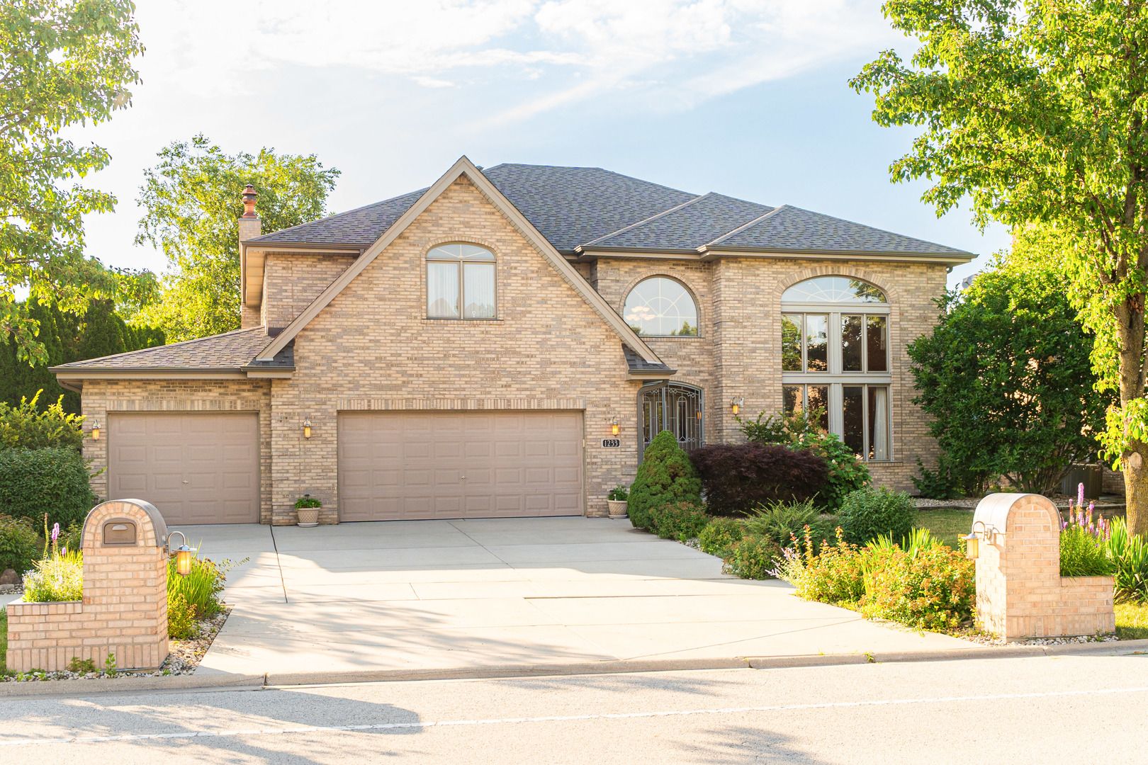 1233 Covington Drive — Lemont, IL 60439