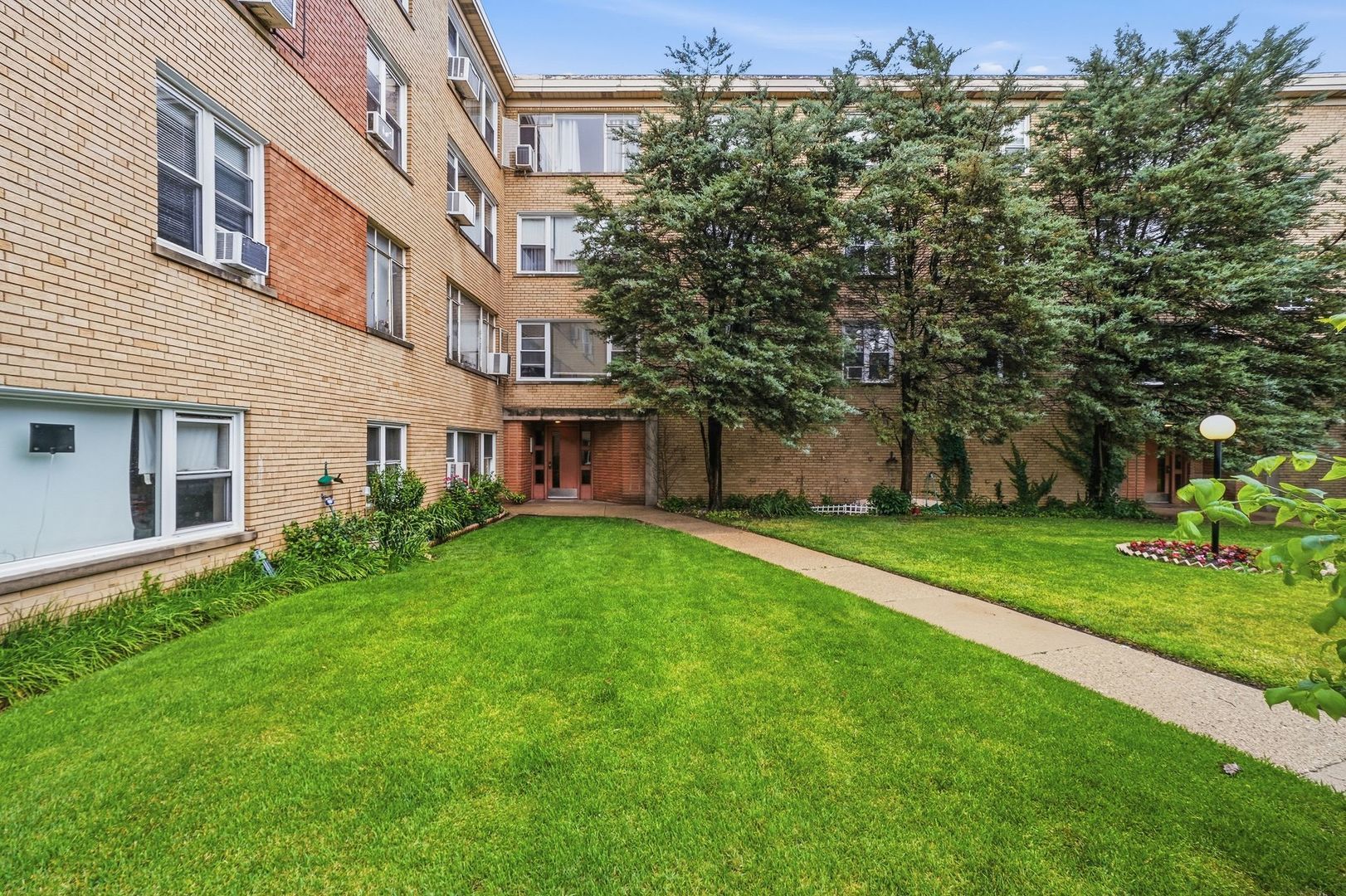 6031 N Damen Avenue #307 — Chicago, IL 60659