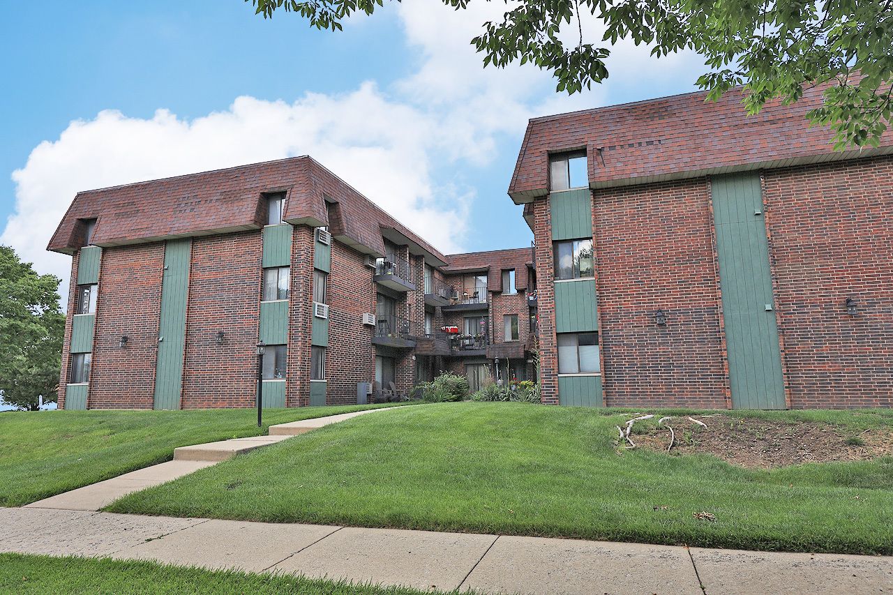 4946 Douglas Road #202 — Downers Grove, IL 60515