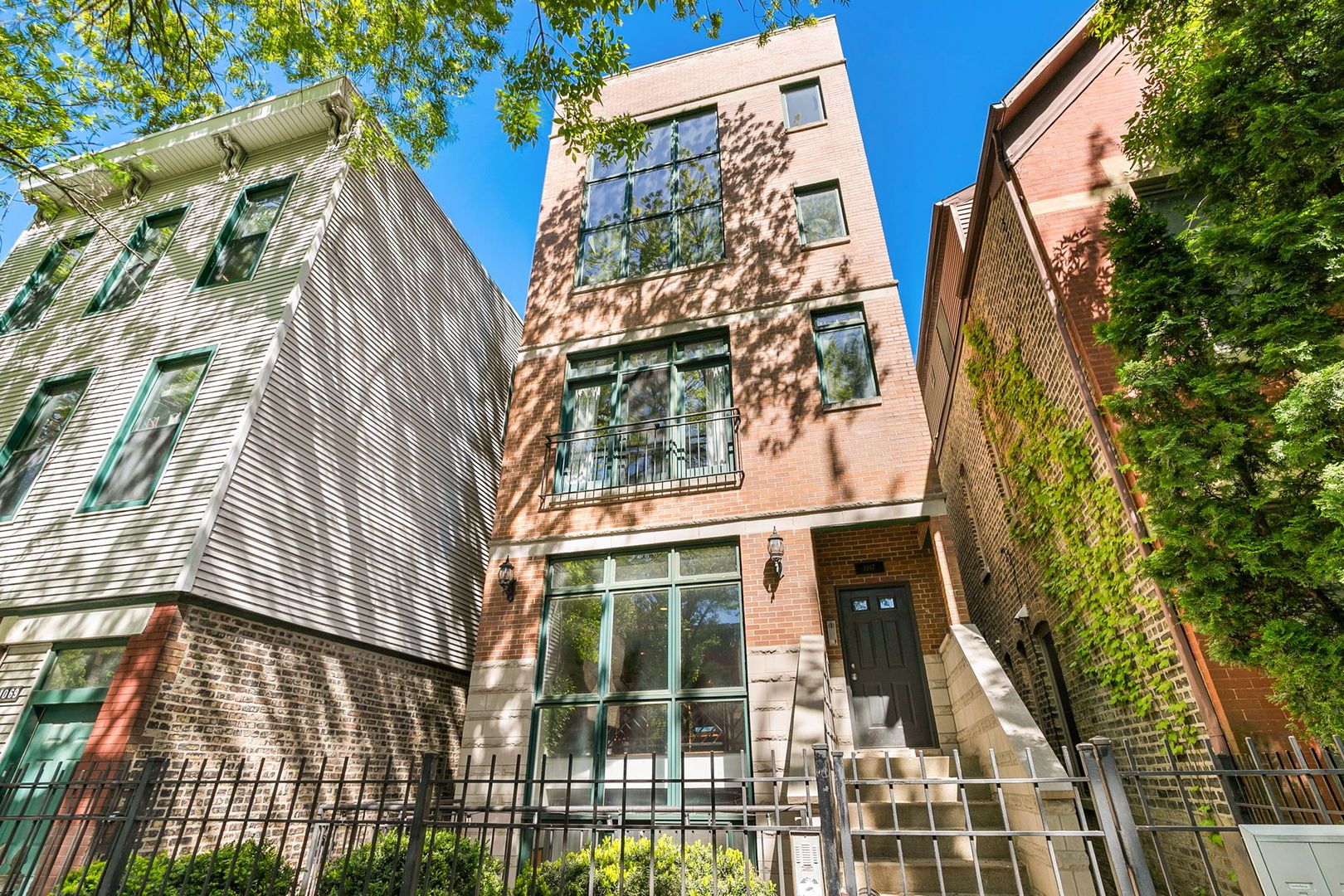 1067 N Hermitage Avenue #3 — Chicago, IL 60622