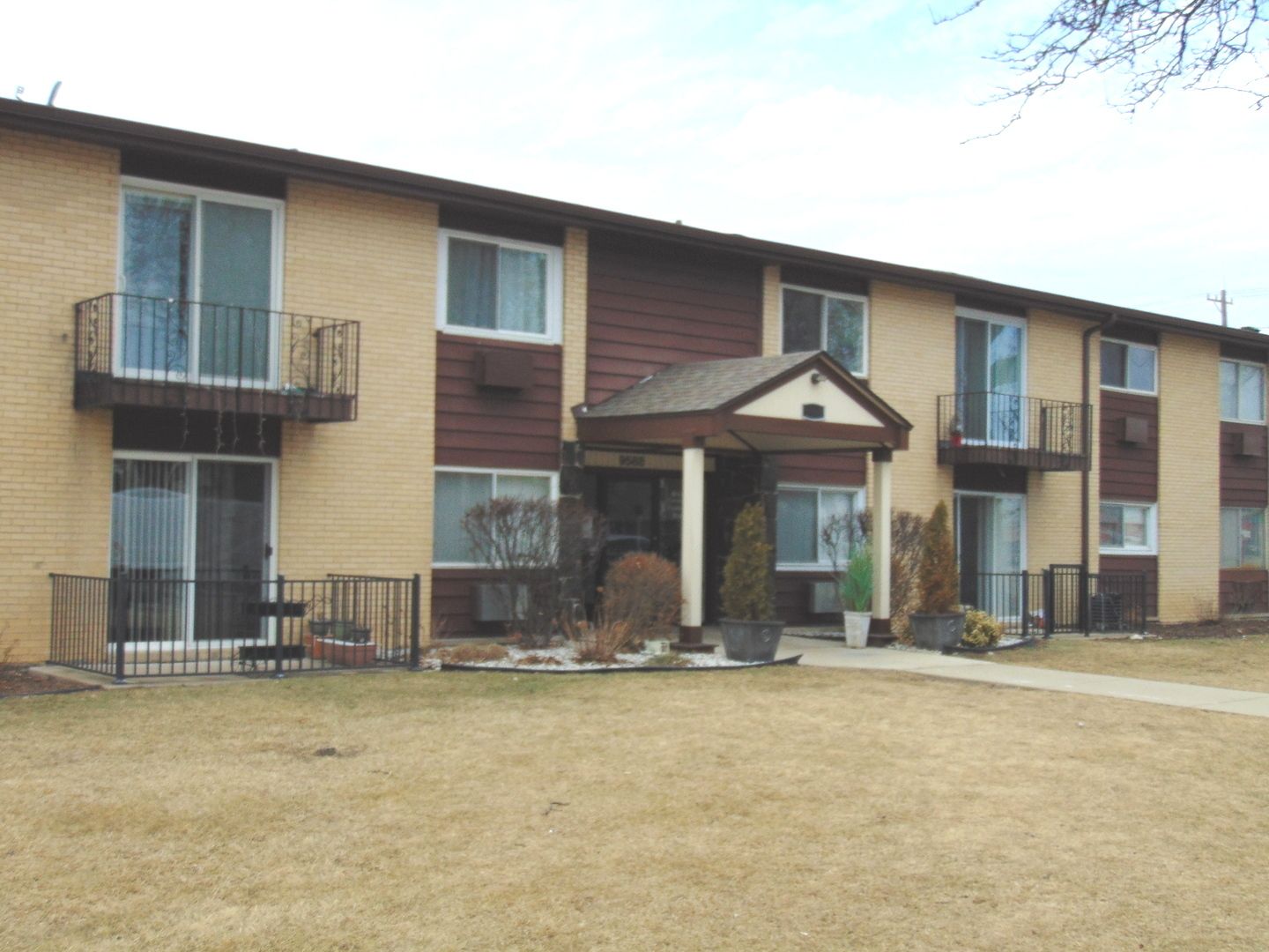 9588 N Terrace Place #208H — Des Plaines, IL 60016