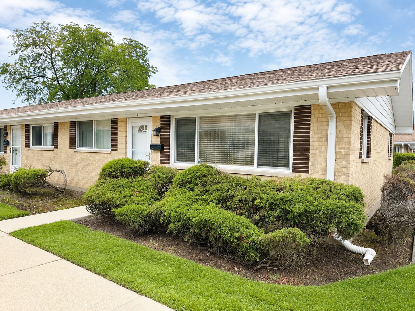 813 Valley Stream Drive #D — Wheeling, IL 60090