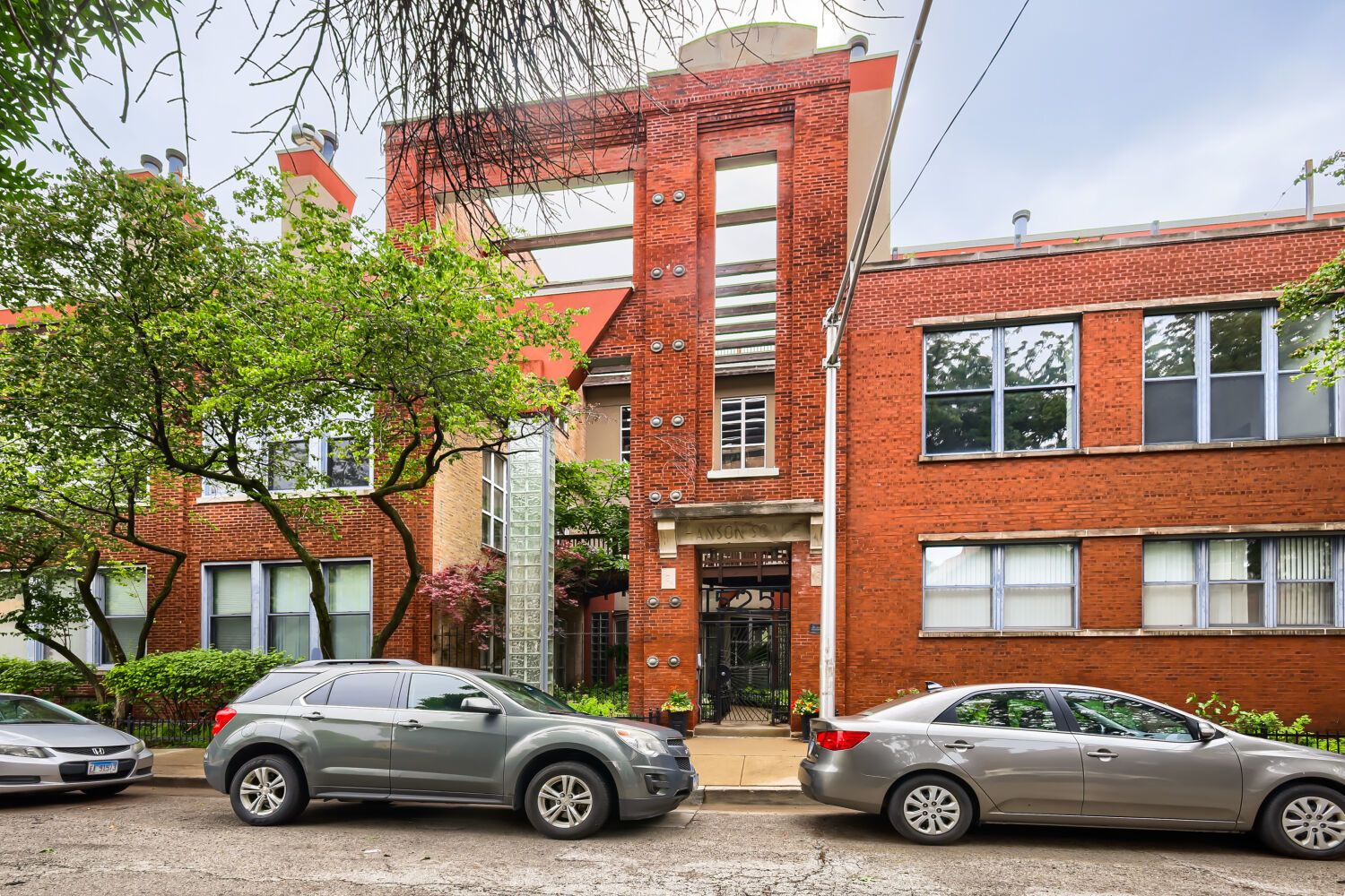 525 N Ada Street #25 — Chicago, IL 60642