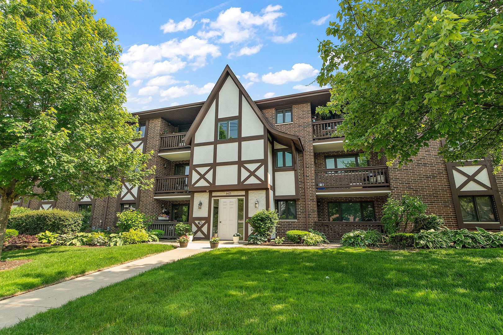 8425 W 95th Street #27 — Hickory Hills, IL 60457