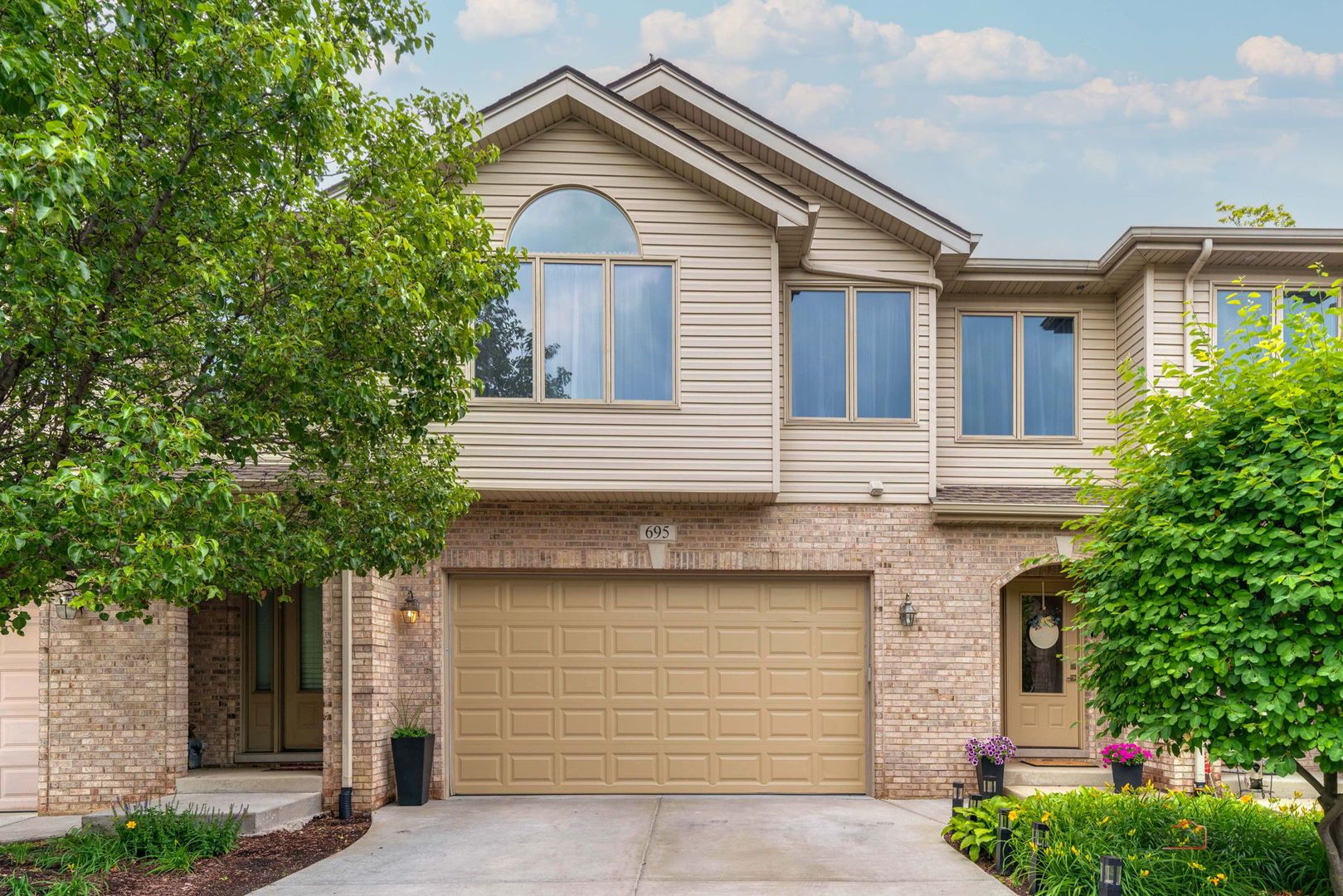 695 E Nerge Road — Roselle, IL 60172