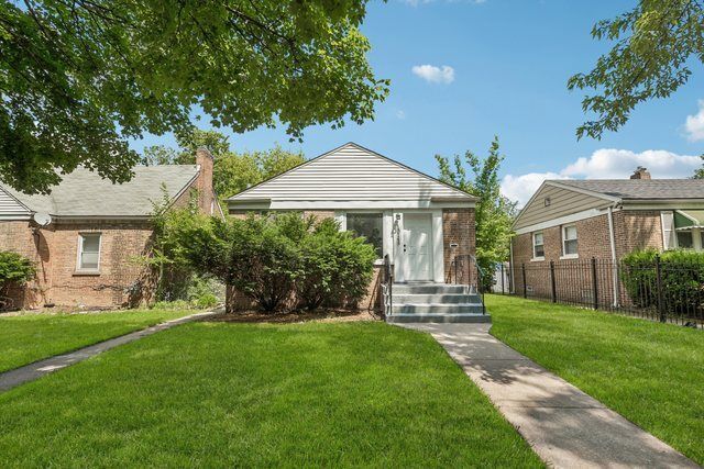 10145 S Bensley Avenue — Chicago, IL 60617